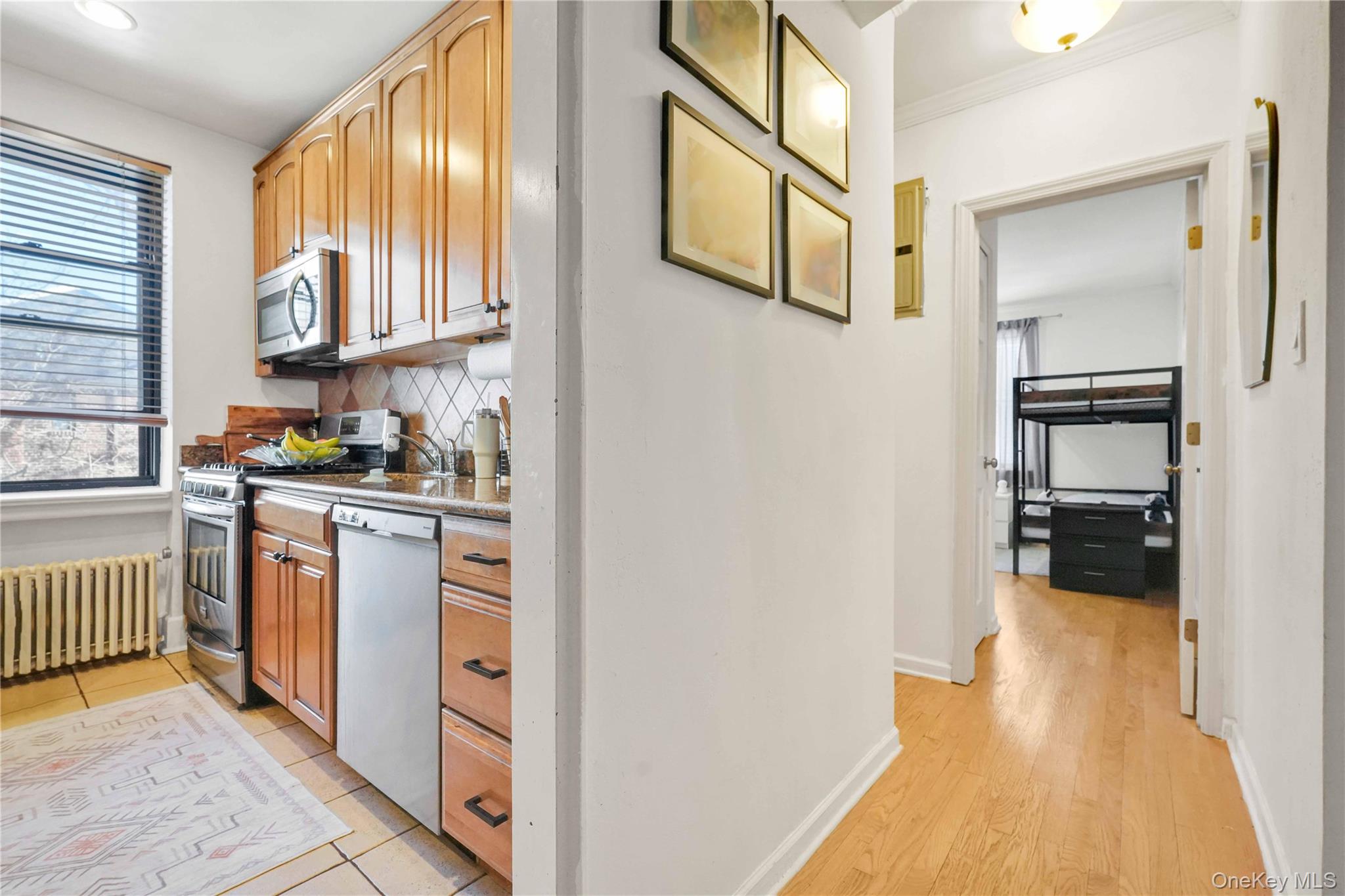 #7 photo, 7707 Ditmars Boulevard, एल्महर्स्ट East Elmhurst , NY 11370