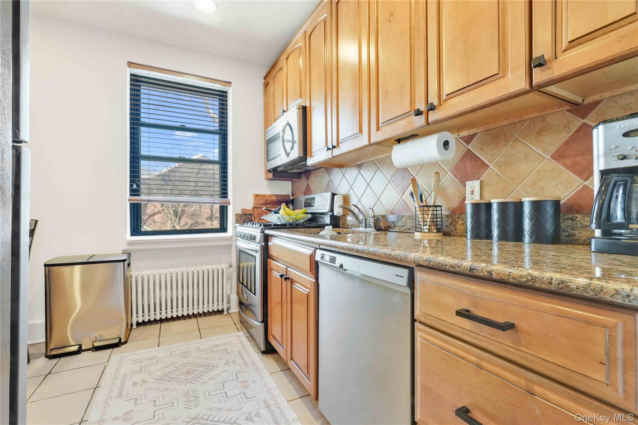 #9 photo, 7707 Ditmars Boulevard, एल्महर्स्ट East Elmhurst , NY 11370