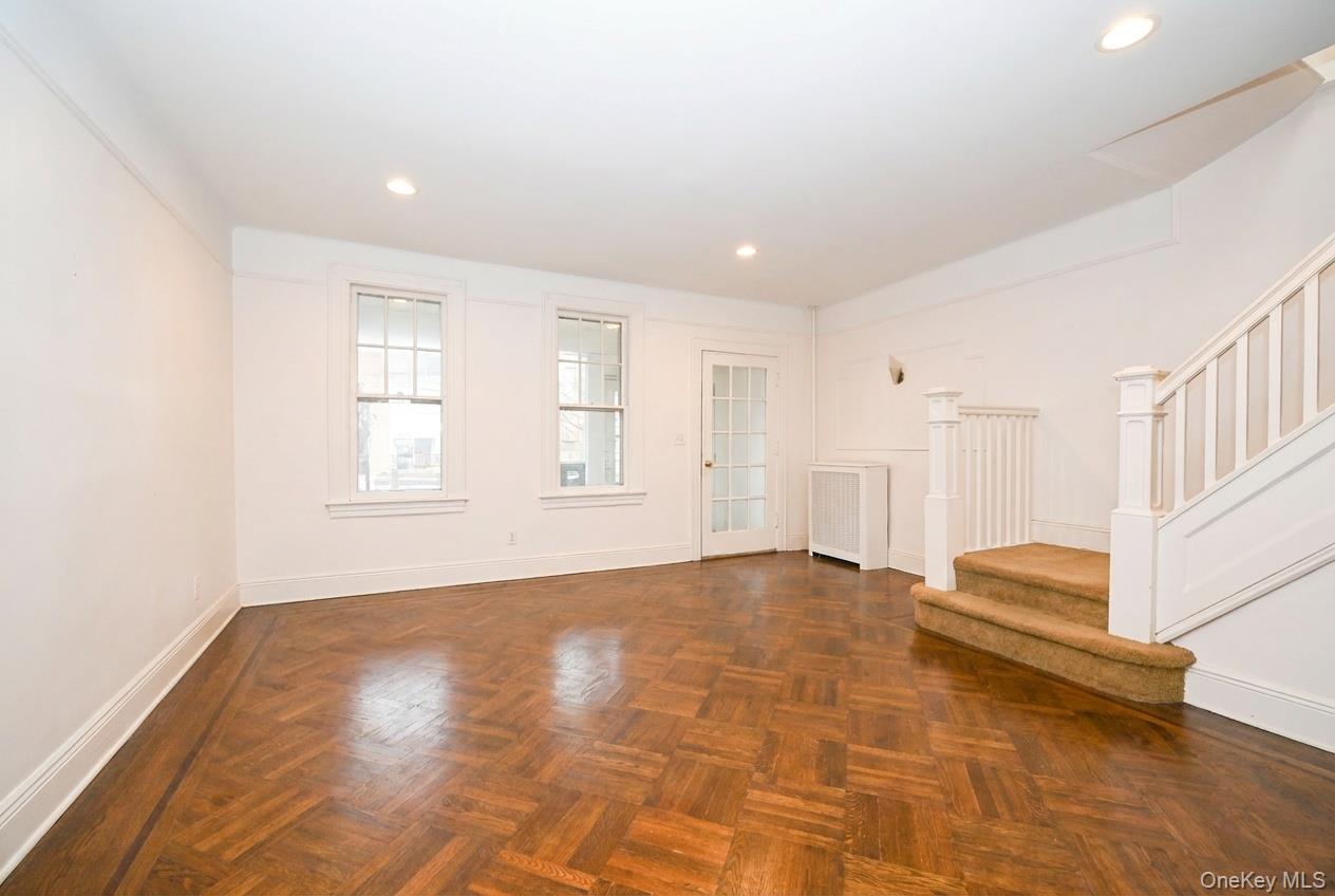 #3 photo, 72-19 72nd Street, Куинс ‖ Glendale , NY 11385