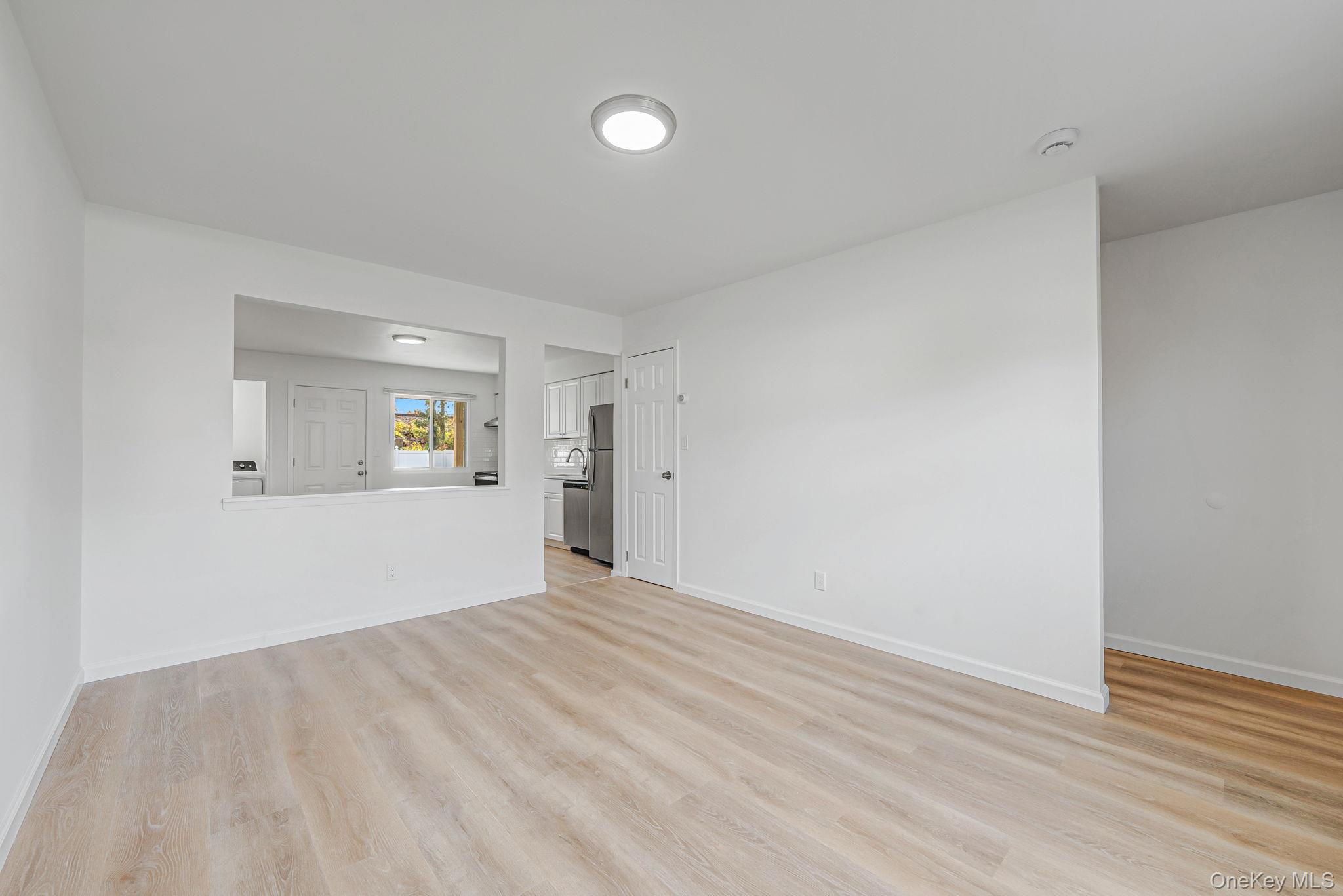 #5 photo, 54 Evergreen Street, מחוז סאפוק West Babylon , NY 11704