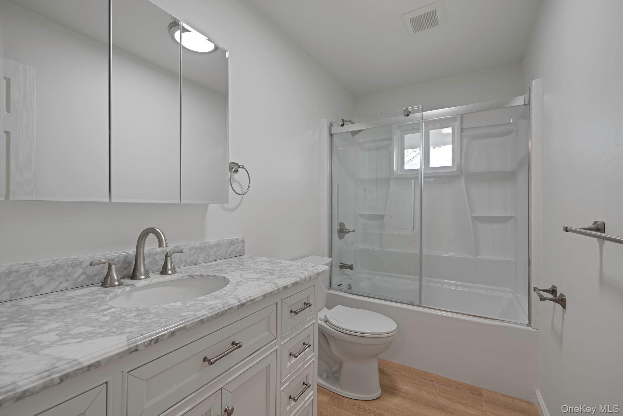 #6 photo, 54 Evergreen Street, מחוז סאפוק West Babylon , NY 11704