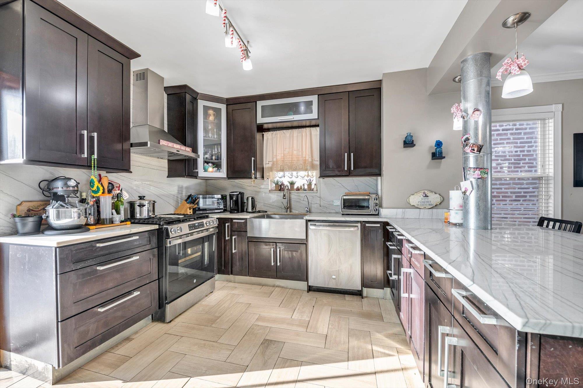 #6 photo, 42-28 189th Street, Flushing , NY 11358