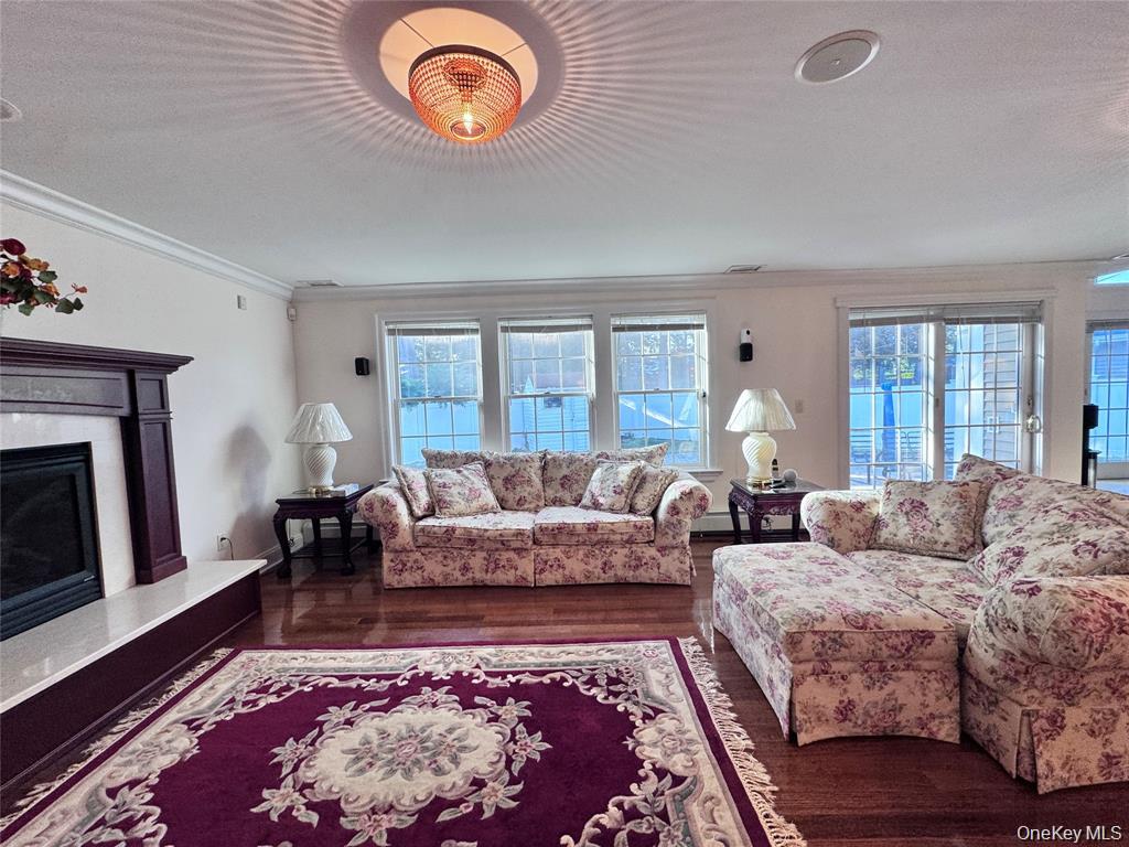 #16 photo, 35 Moss Lane, नासाउ काउंटी Jericho , NY 11753