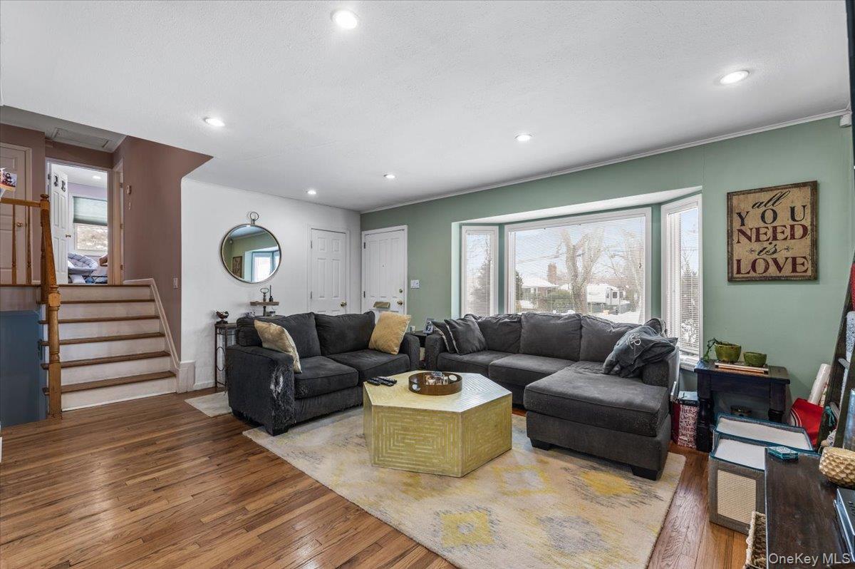 #6 photo, 201 Martin Drive, Syosset , NY 11791