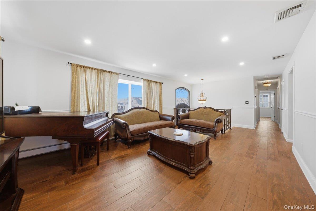 #14 photo, 101 Jetmore Place, Massapequa , NY 11758