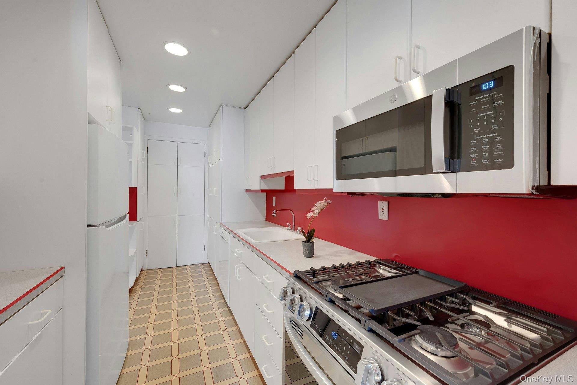 #6 photo, 100 E Hartsdale Avenue, 뉴욕주 Hartsdale , NY 10530