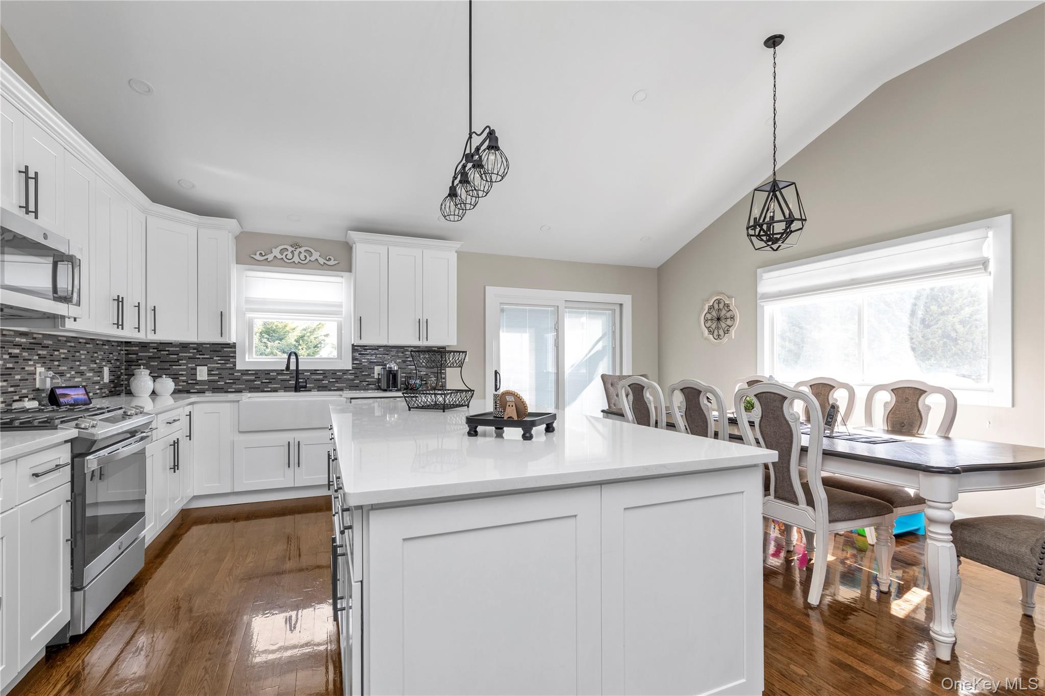 #12 photo, 5 W End Avenue, מחוז נסאו Massapequa , NY 11758