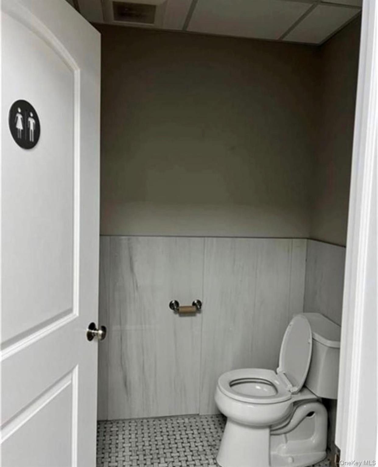 #2 photo, 3843 E Tremont Avenue, Bronx , NY 10465