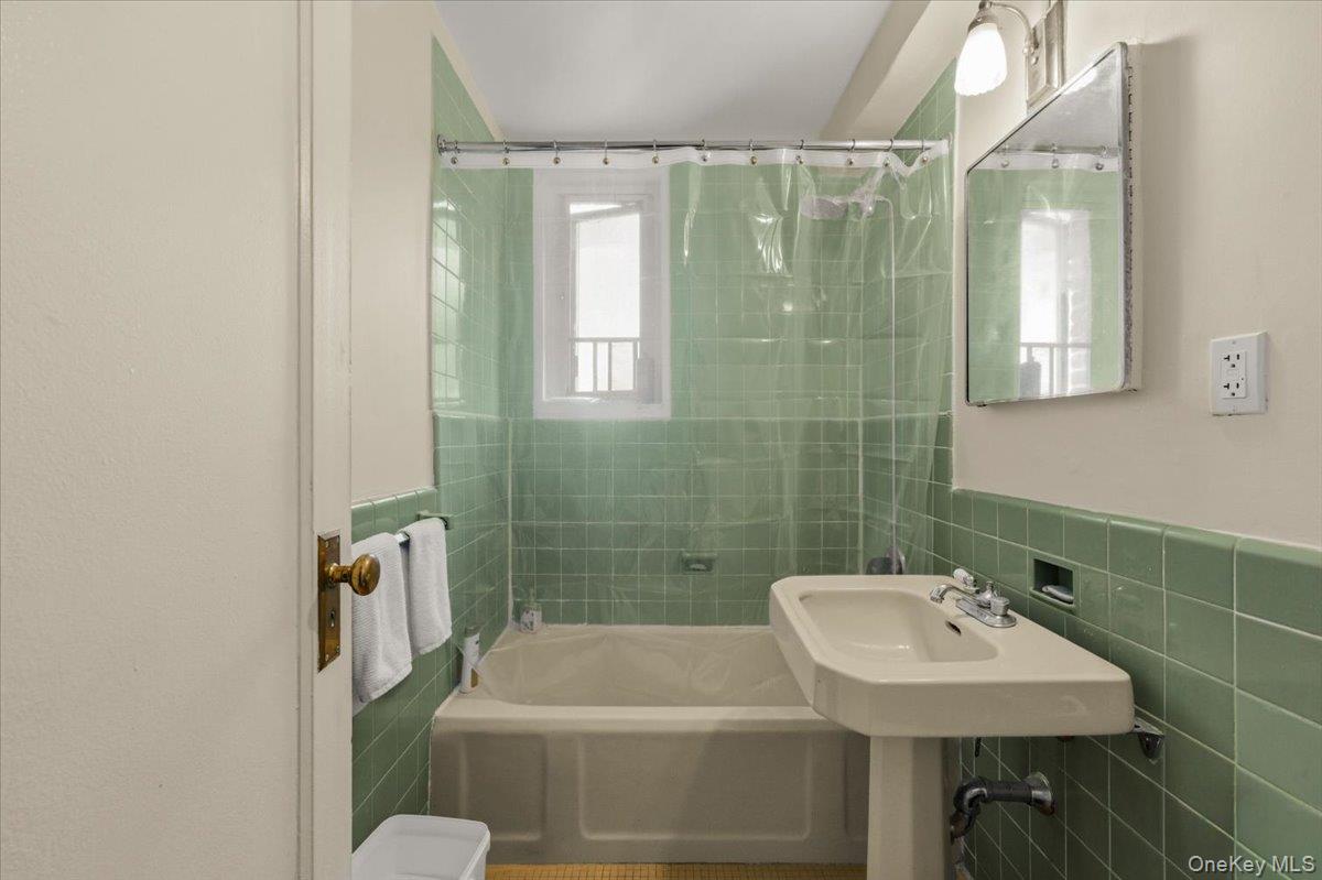 #7 photo, 1503 Metropolitan Avenue, Бронкс ‖ Bronx , NY 10462