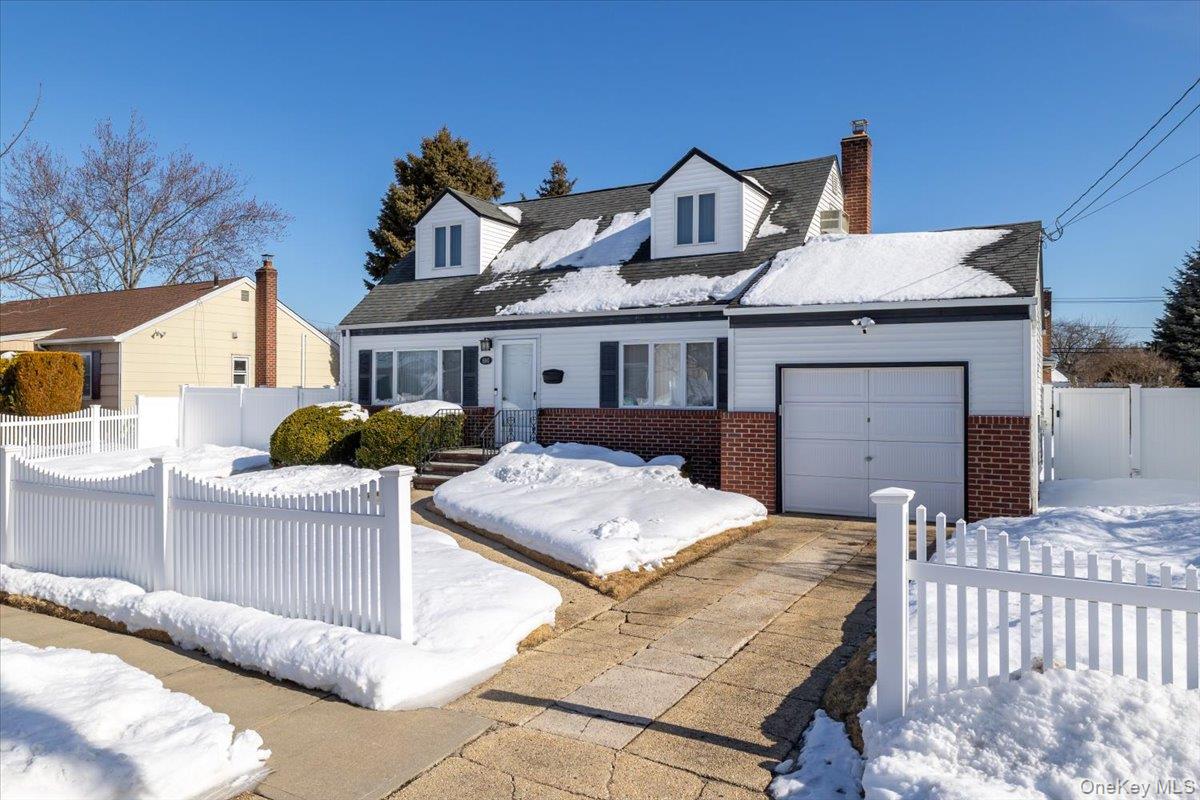 #4 photo, 690 N Hamilton Avenue, Lindenhurst , NY 11757