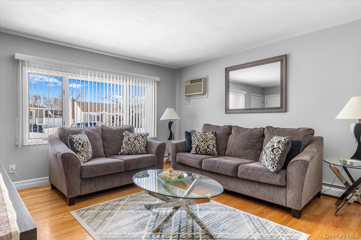 #6 photo, 690 N Hamilton Avenue, Lindenhurst , NY 11757