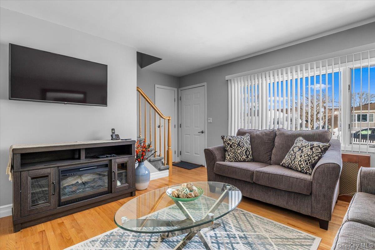 #7 photo, 690 N Hamilton Avenue, Lindenhurst , NY 11757