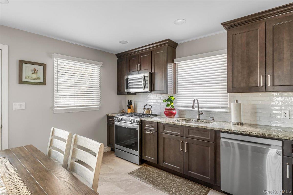 #8 photo, 690 N Hamilton Avenue, Lindenhurst , NY 11757