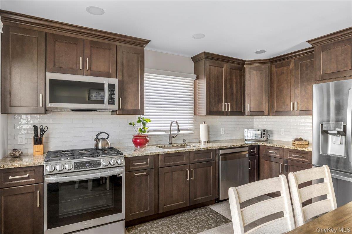 #9 photo, 690 N Hamilton Avenue, Lindenhurst , NY 11757