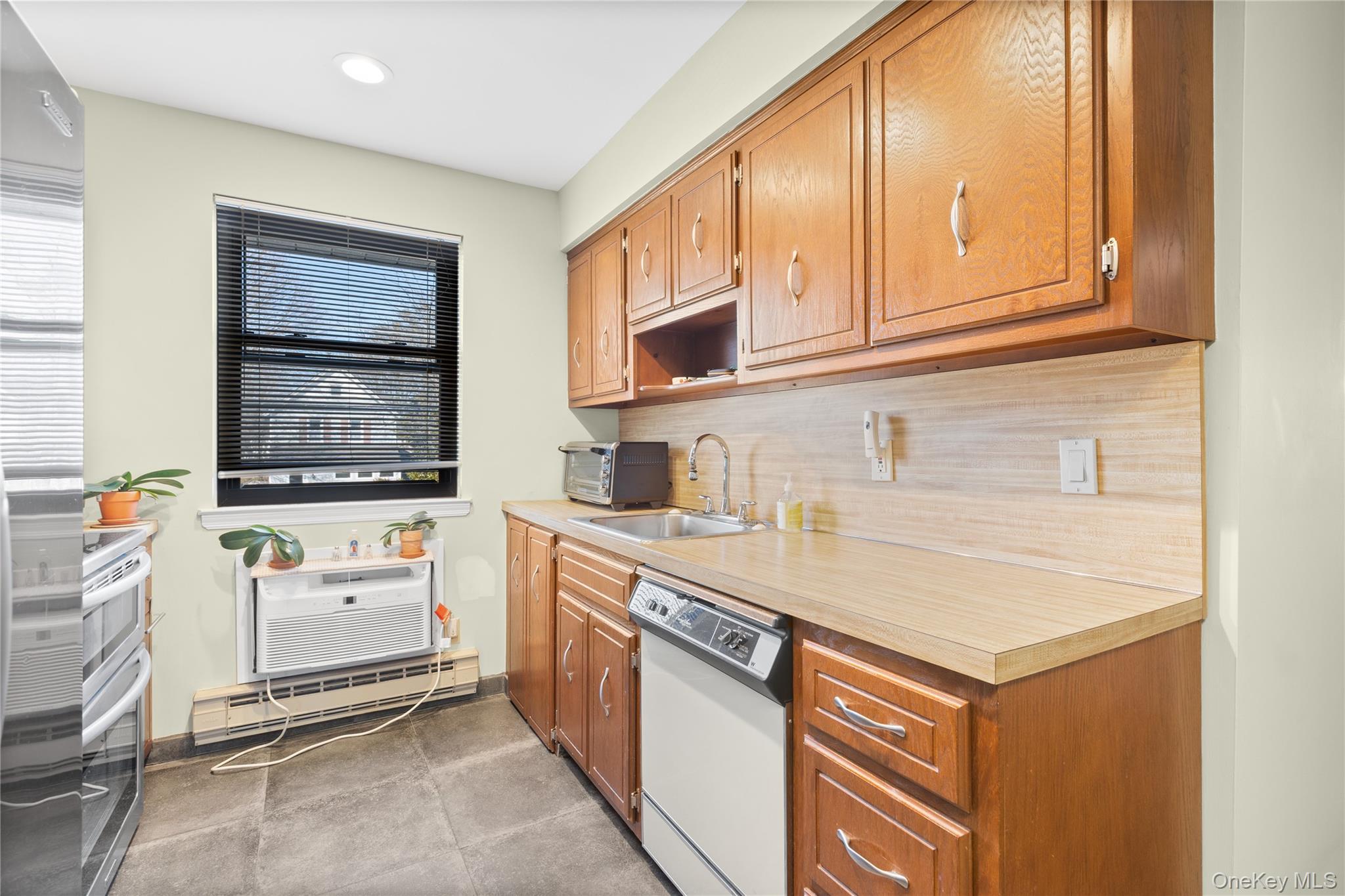 #8 photo, 534 Bedford Avenue, 롱 아일랜드 Bellmore , NY 11710