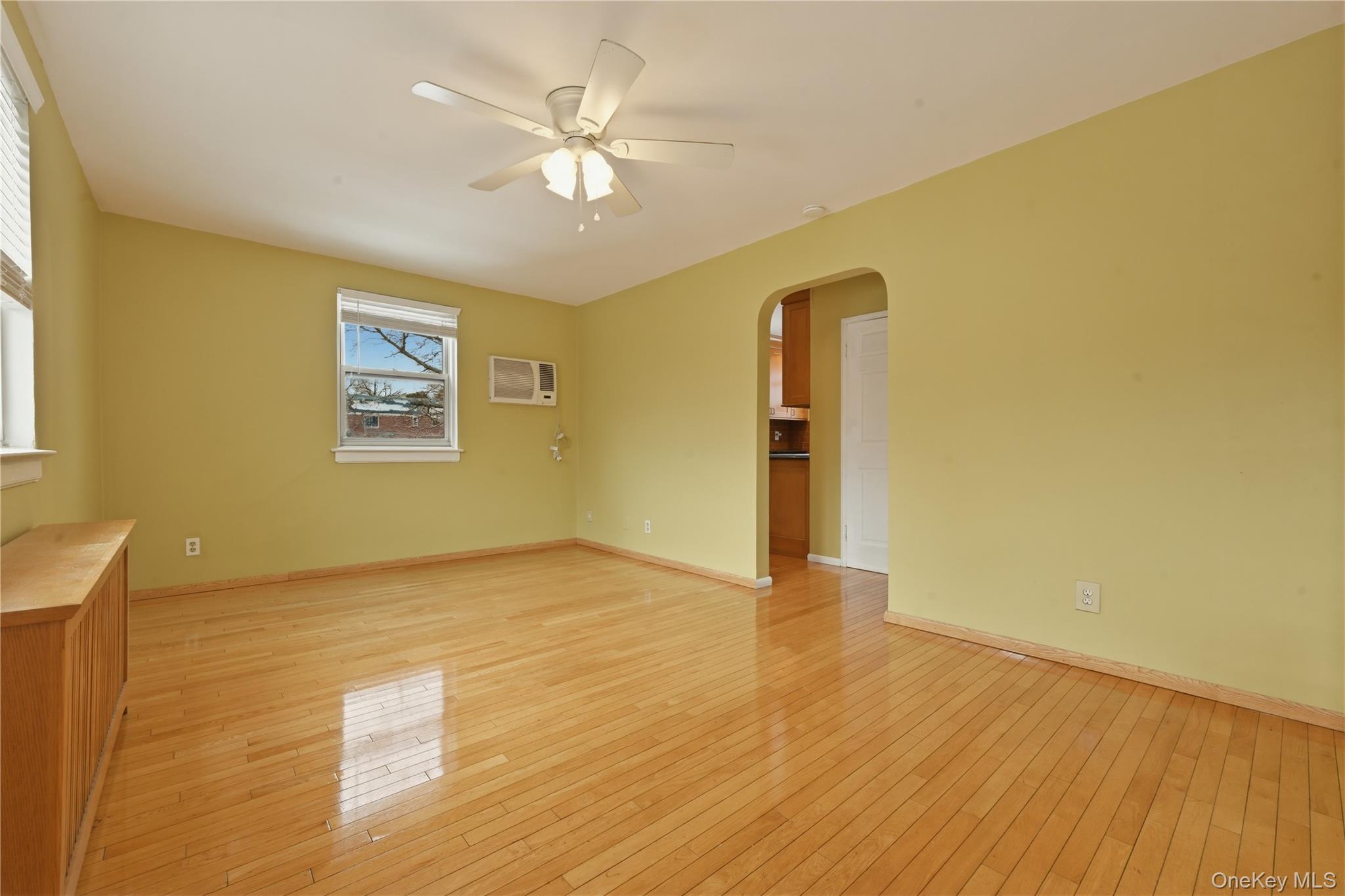 #11 photo, 263-33 73rd Avenue, קווינס Glen Oaks , NY 11004