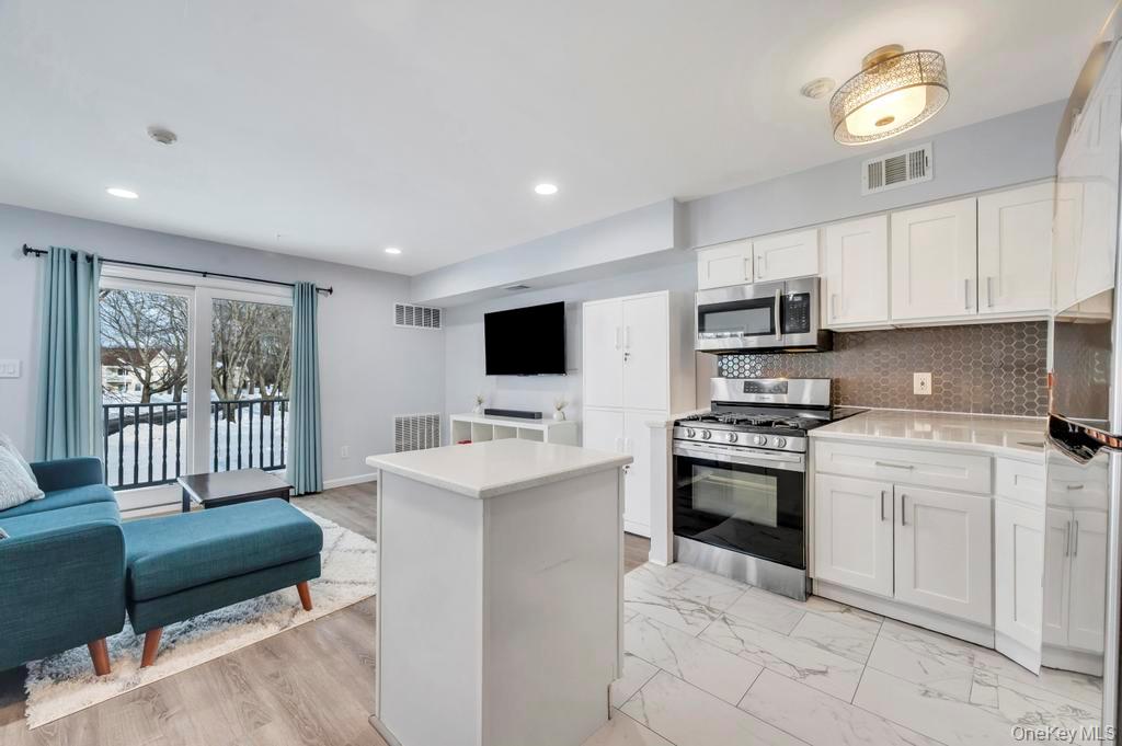 #18 photo, 348 Artist Lake Drive, Middle Island , NY 11953