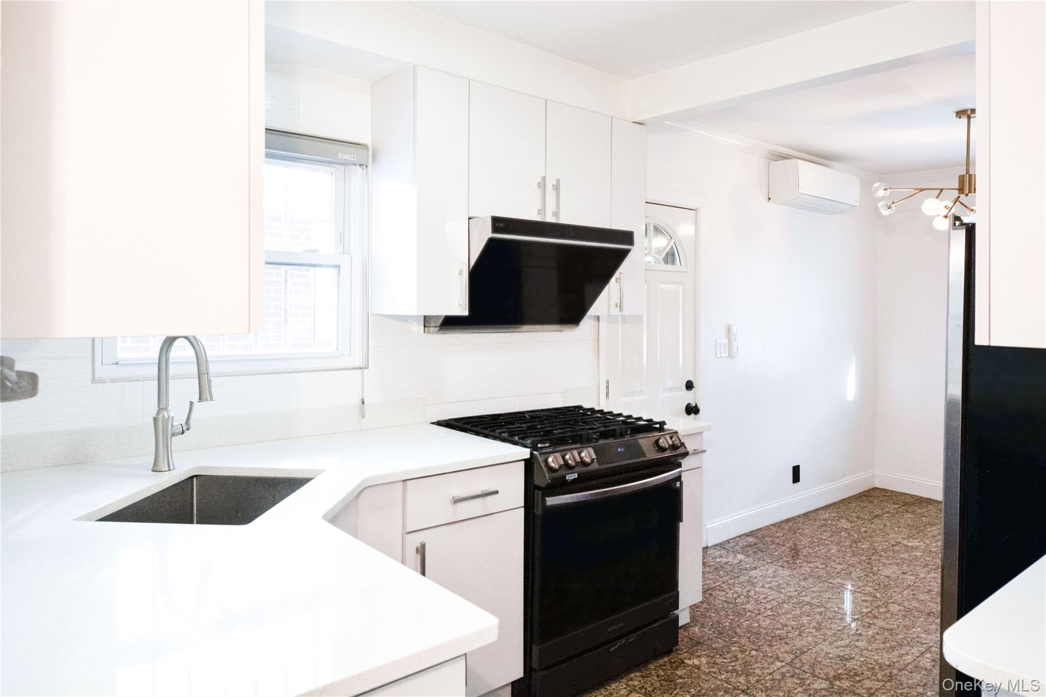 #3 photo, 81-32 252 Street, Куинс ‖ Bellerose , NY 11426