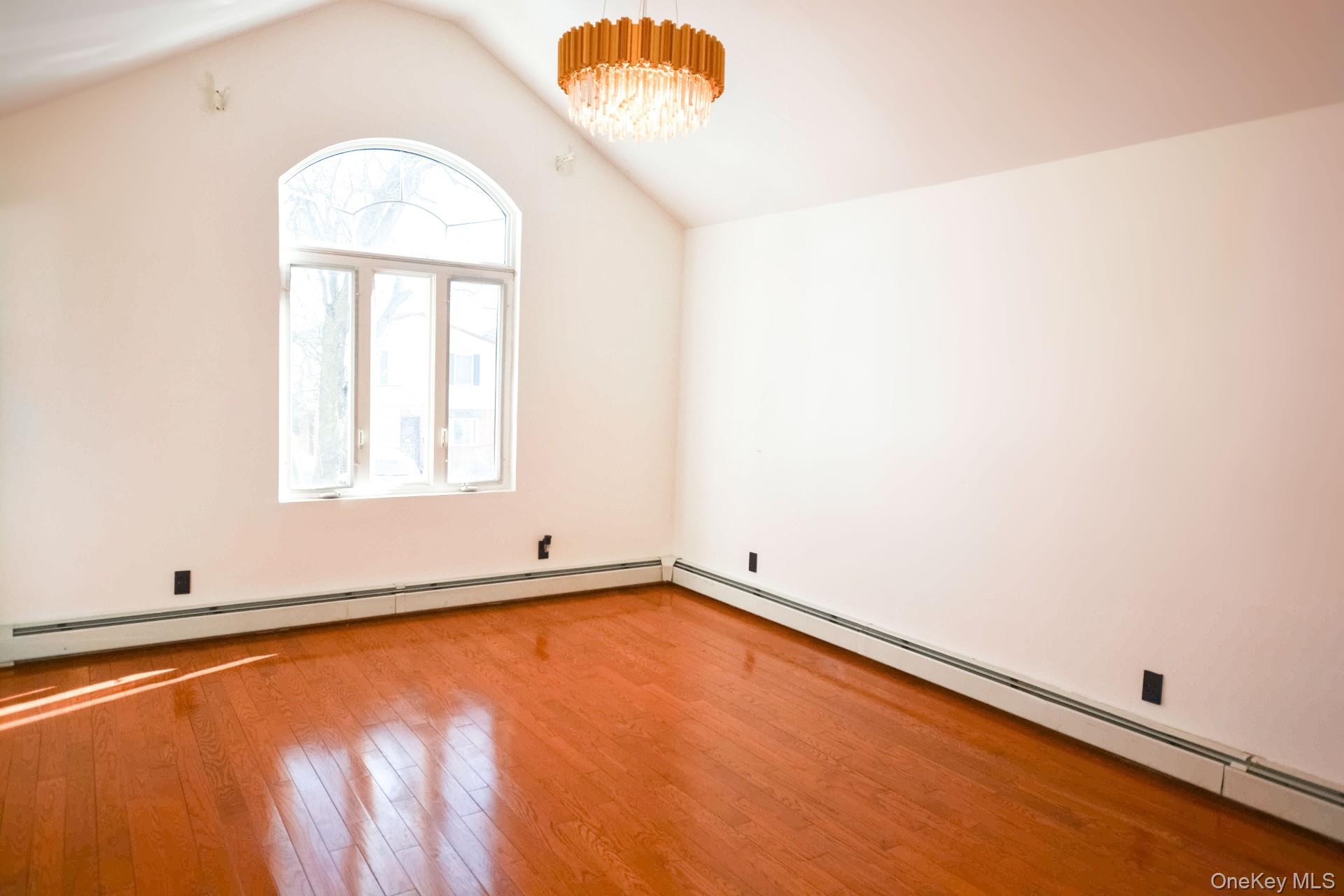 #5 photo, 81-32 252 Street, Куинс ‖ Bellerose , NY 11426