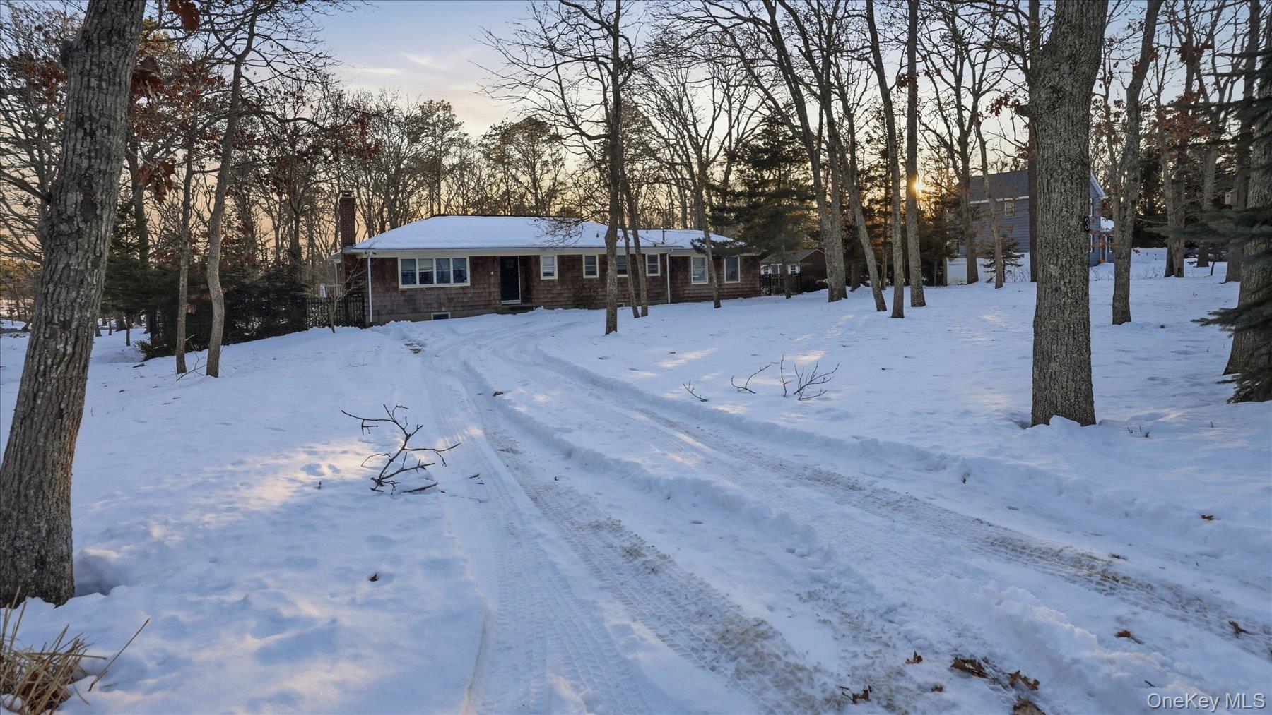 #1 photo, 3 Robins Nest Lane, 롱 아일랜드 Hampton Bays , NY 11946