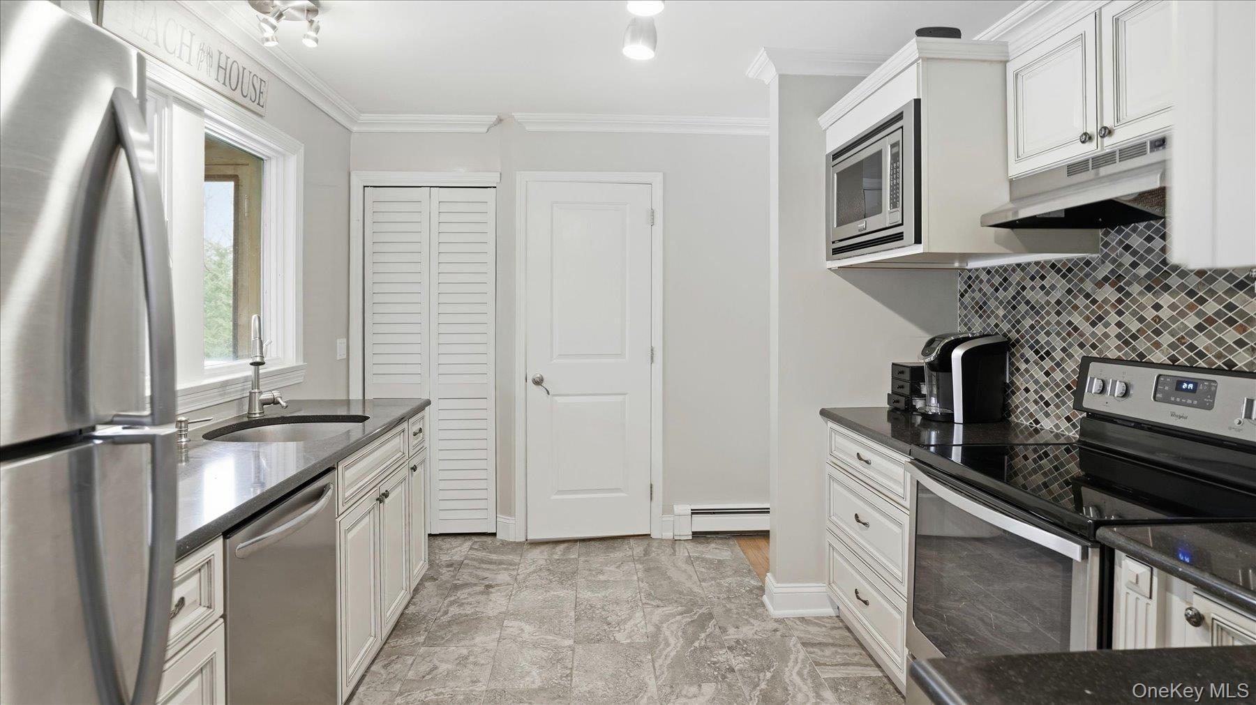 #8 photo, 3 Robins Nest Lane, 롱 아일랜드 Hampton Bays , NY 11946