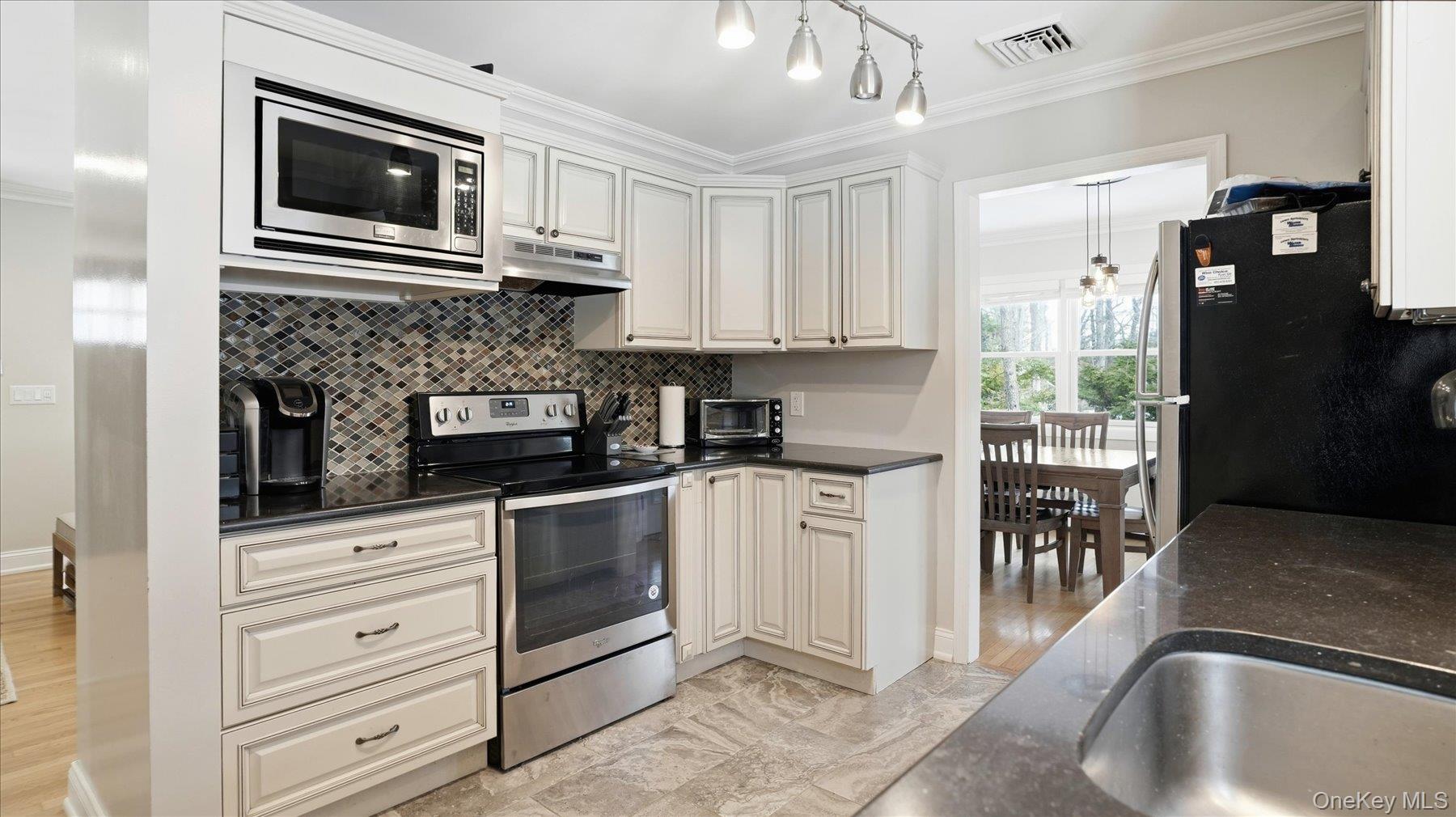 #9 photo, 3 Robins Nest Lane, 롱 아일랜드 Hampton Bays , NY 11946