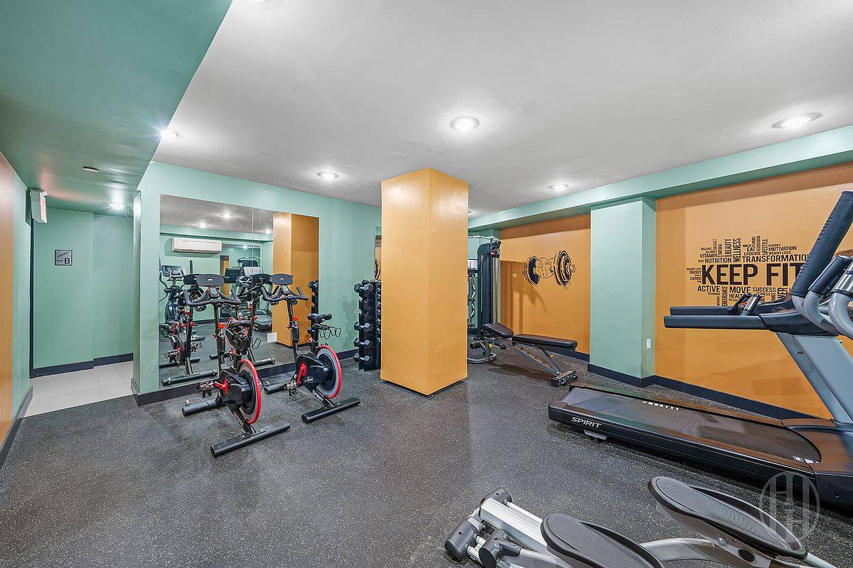 #12 photo, 733 Ocean Parkway, הברונקס Kensington , NY 11230-2389