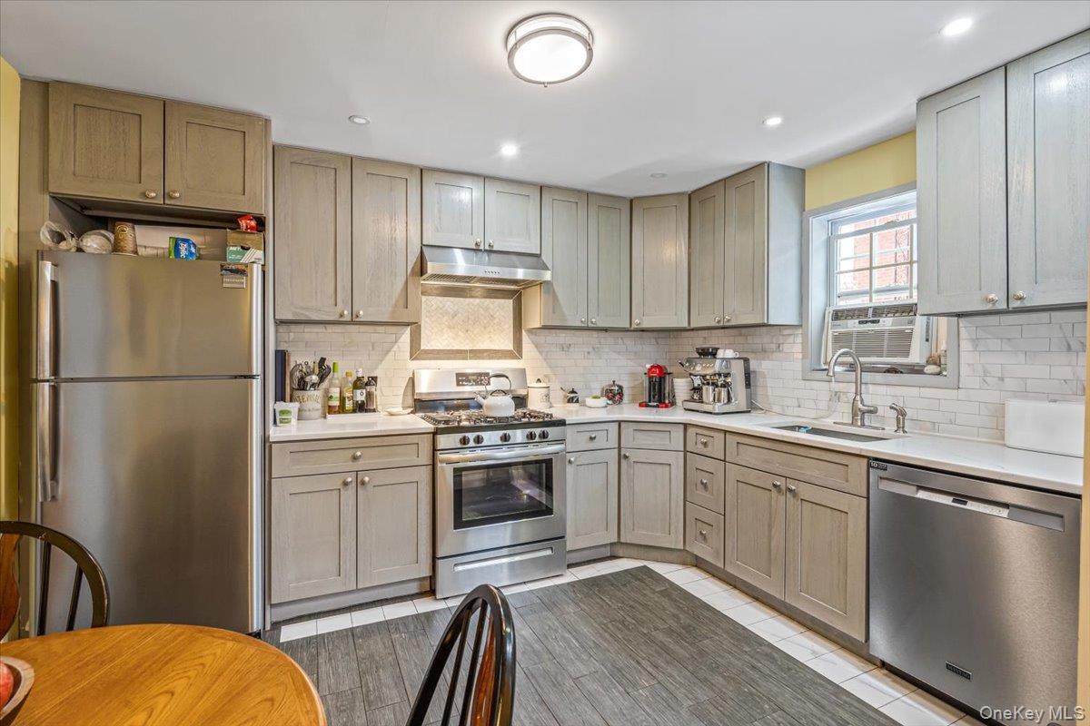 #8 photo, 2943 143rd Street, קווינס Flushing , NY 11354