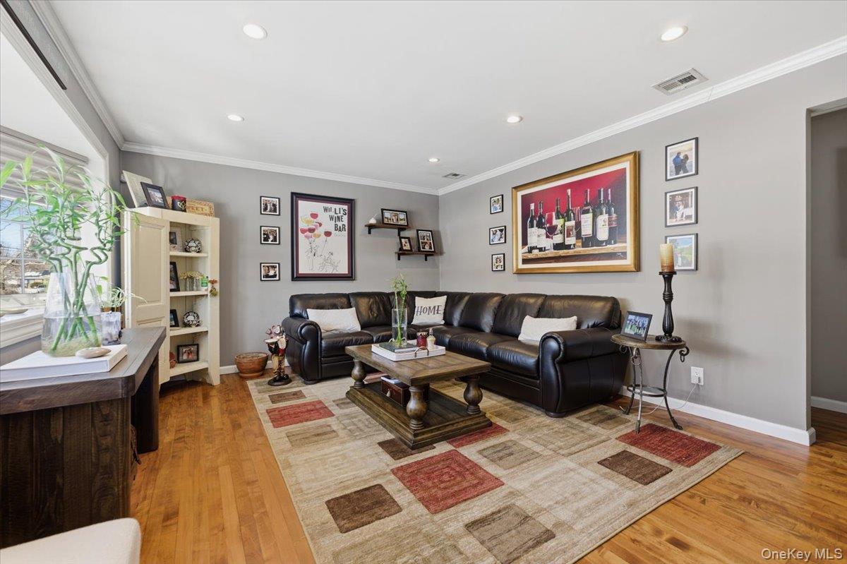 #3 photo, 10 Darnley Place, Huntington Station , NY 11746