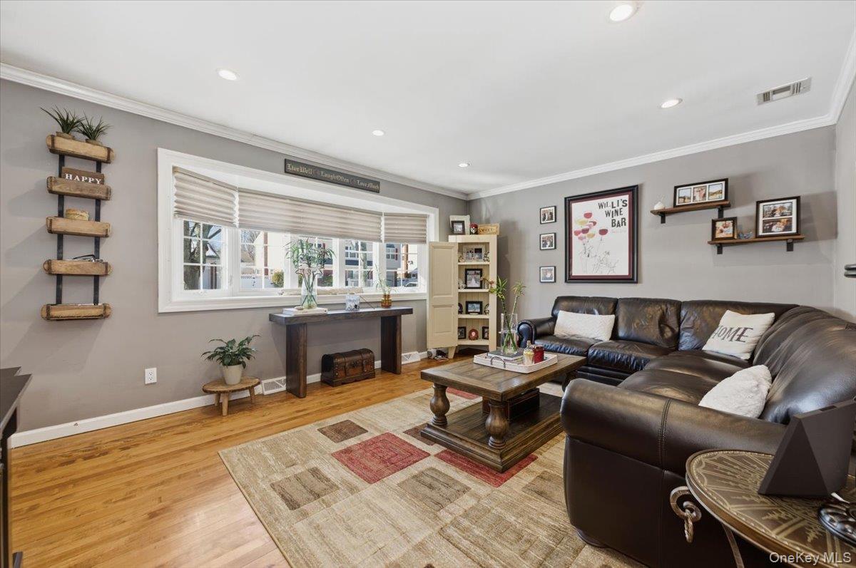 #5 photo, 10 Darnley Place, Huntington Station , NY 11746