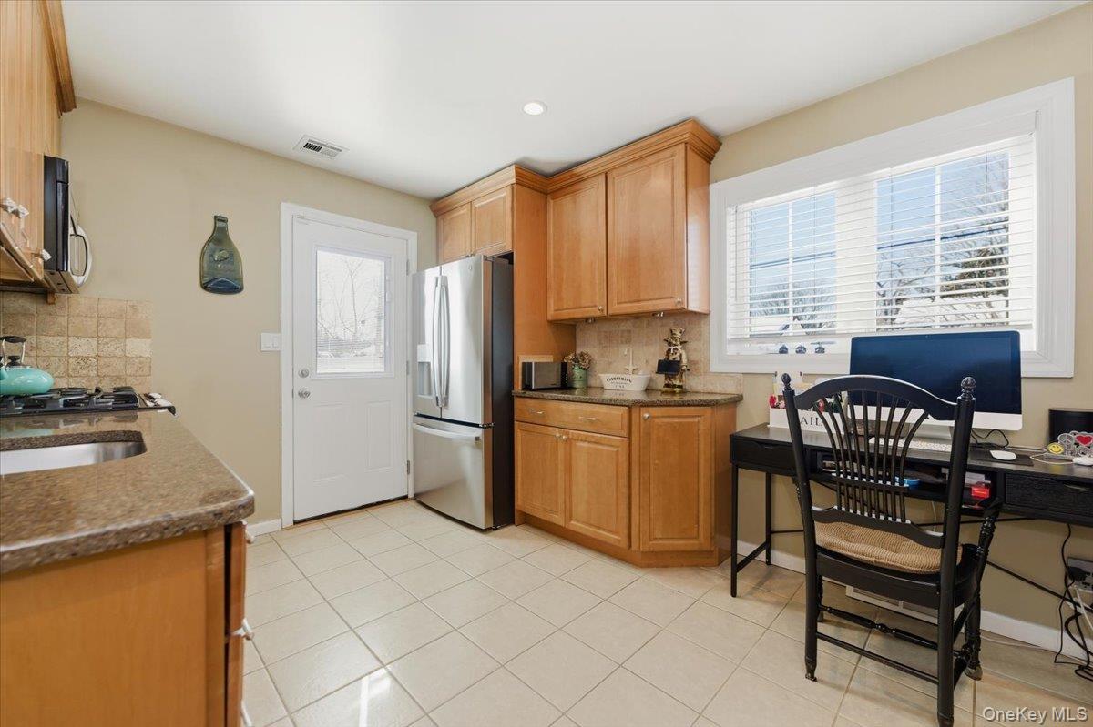 #6 photo, 10 Darnley Place, Huntington Station , NY 11746