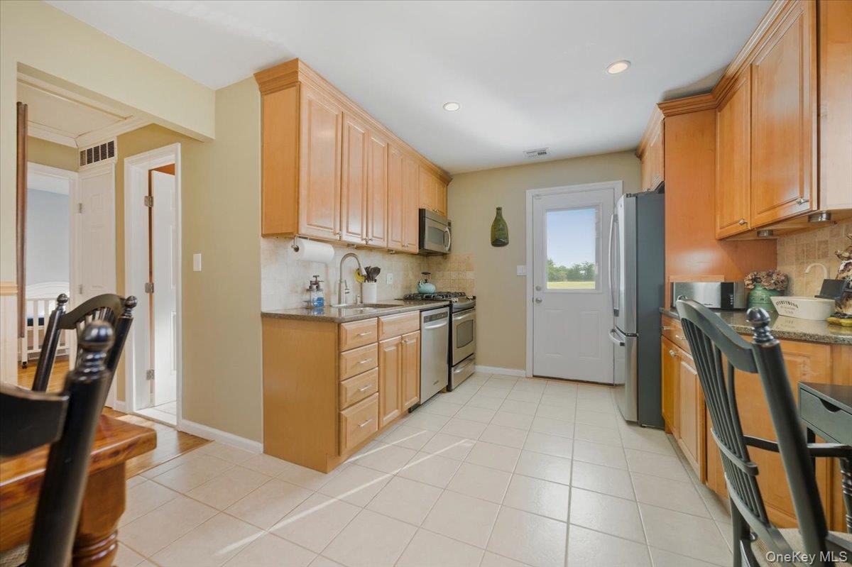 #7 photo, 10 Darnley Place, Huntington Station , NY 11746