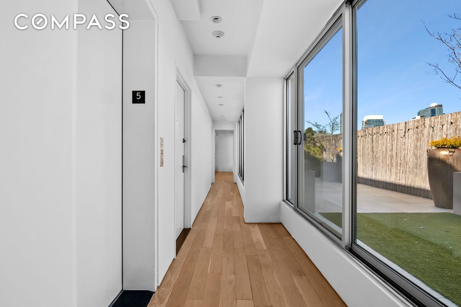 #9 photo, 142 N 1st Street, 브루클린 Williamsburg , NY 11249