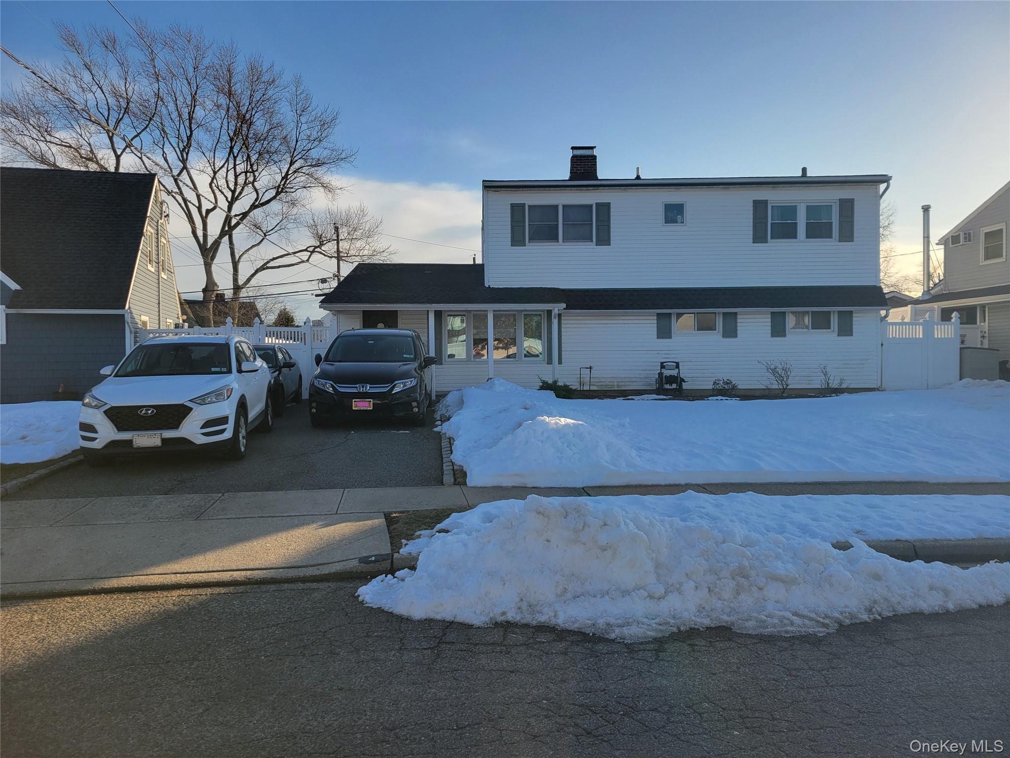 #1 photo, 4 Carriage Lane, מחוז נסאו Levittown , NY 11756