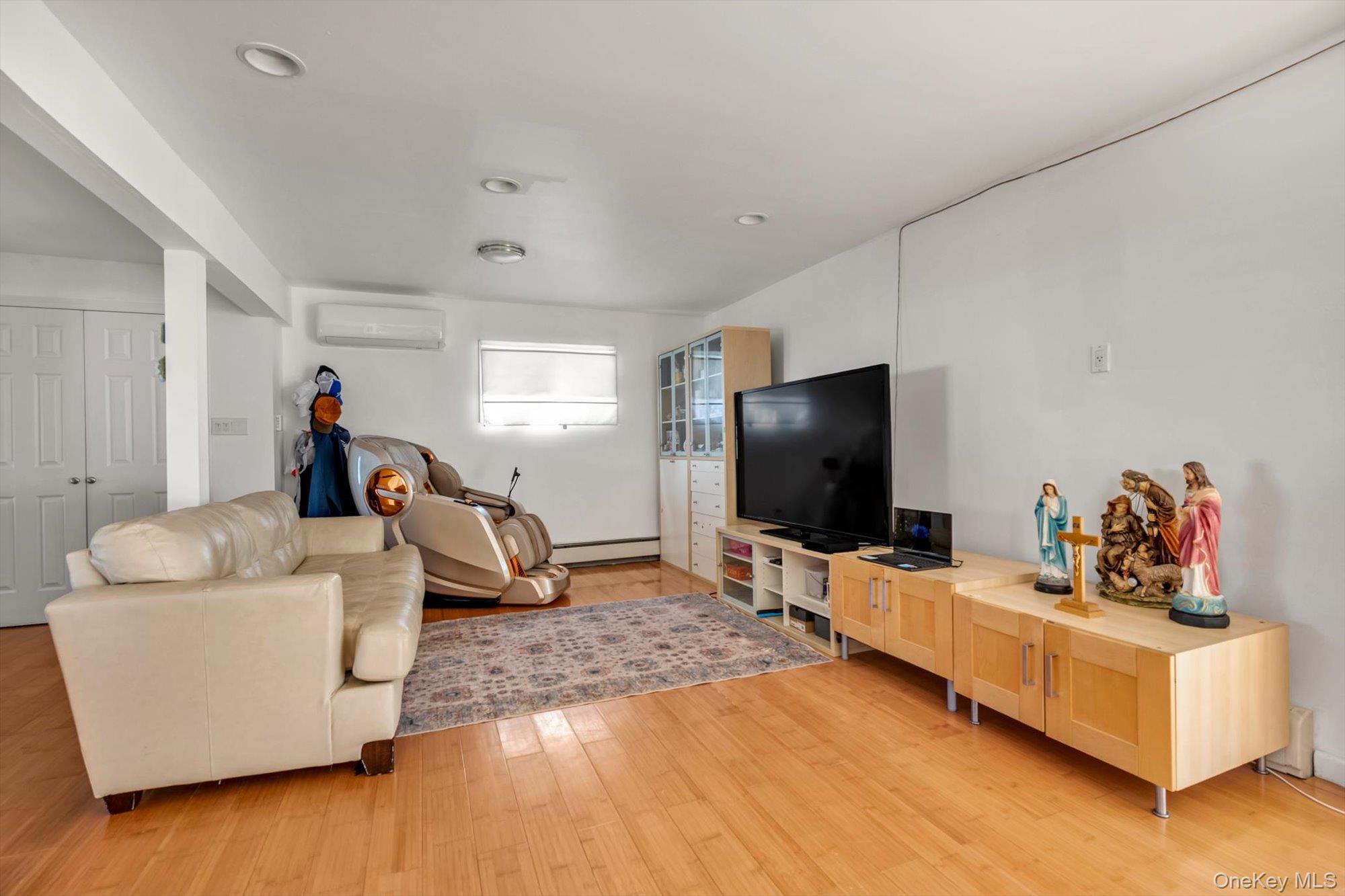 #2 photo, 4 Carriage Lane, ナッソー郡 Levittown , NY 11756