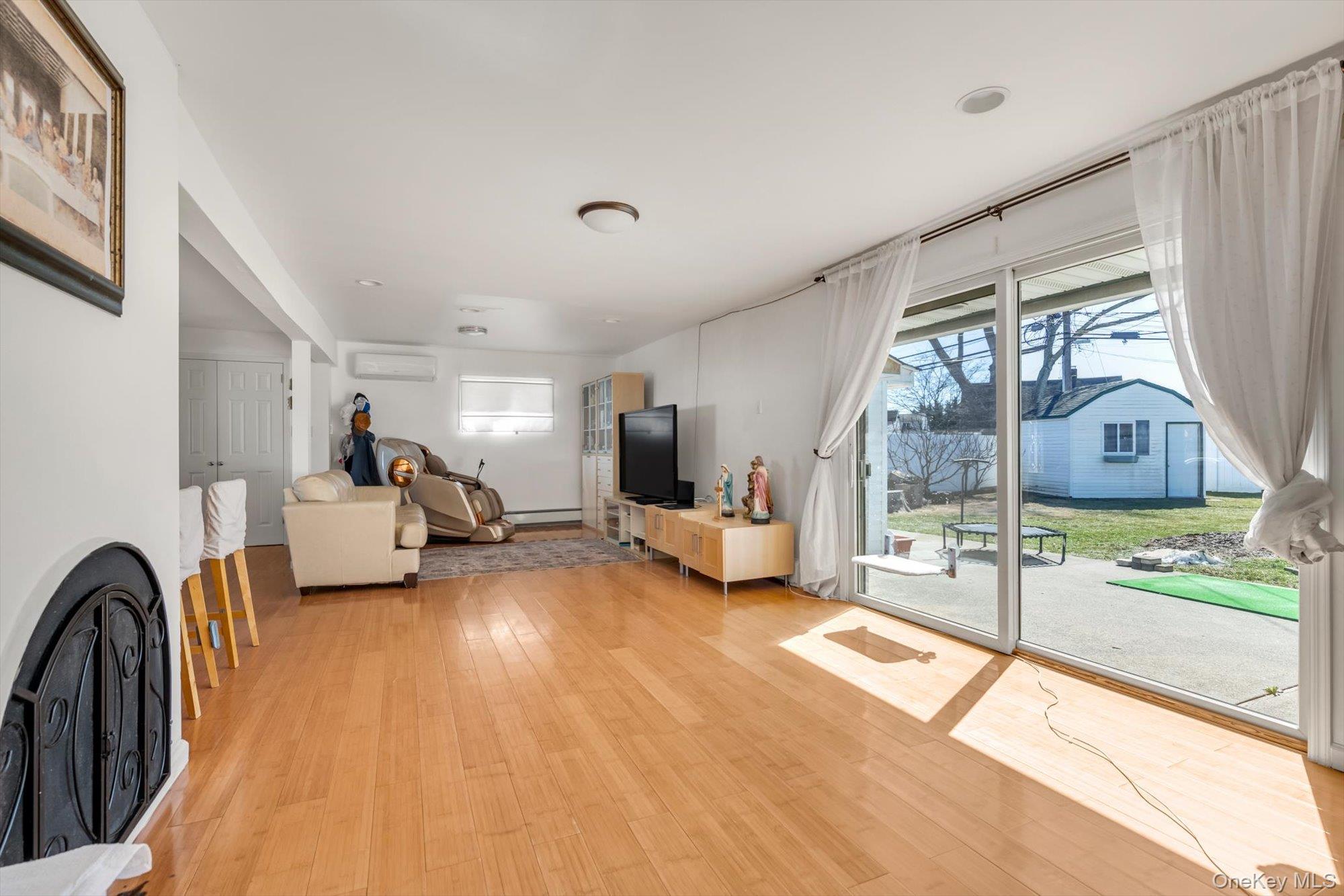 #4 photo, 4 Carriage Lane, ナッソー郡 Levittown , NY 11756