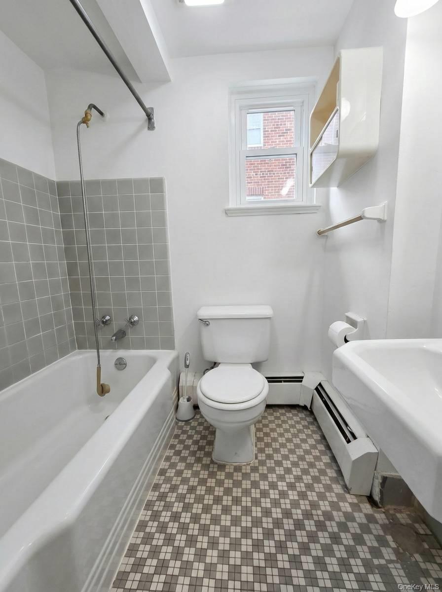 #10 photo, 144-37 Grand Central Parkway, Briarwood , NY 11435