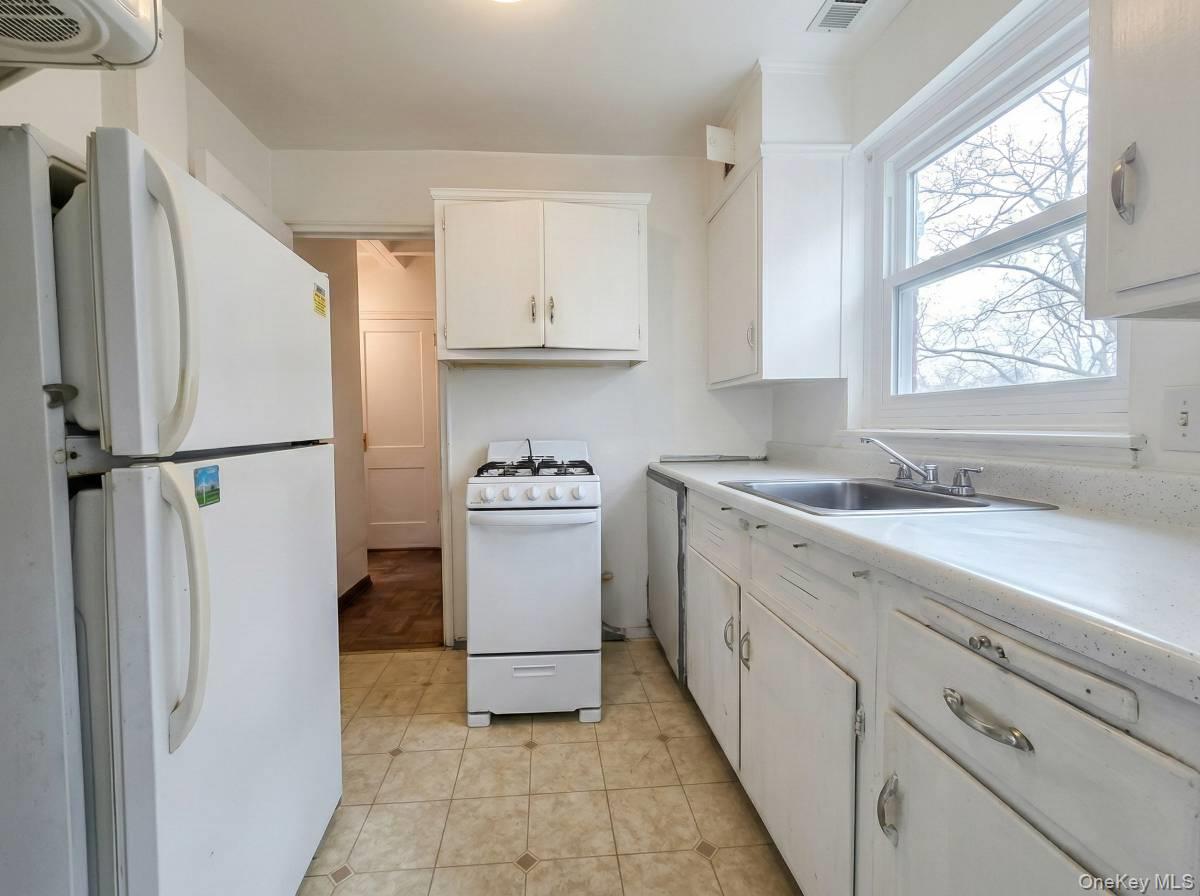 #13 photo, 144-37 Grand Central Parkway, Briarwood , NY 11435