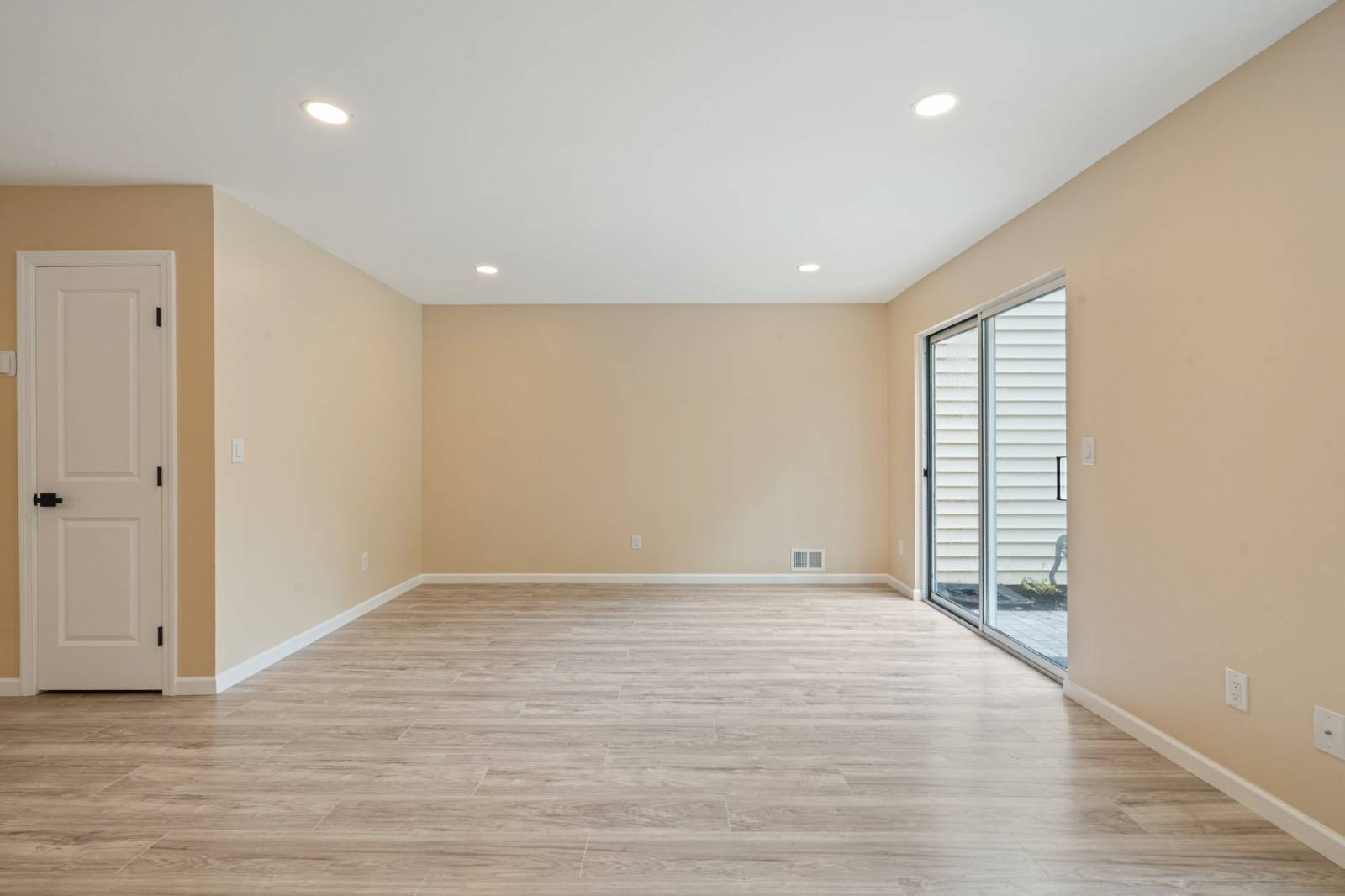 #6 photo, 6 Doe Path, Coram , NY 11727