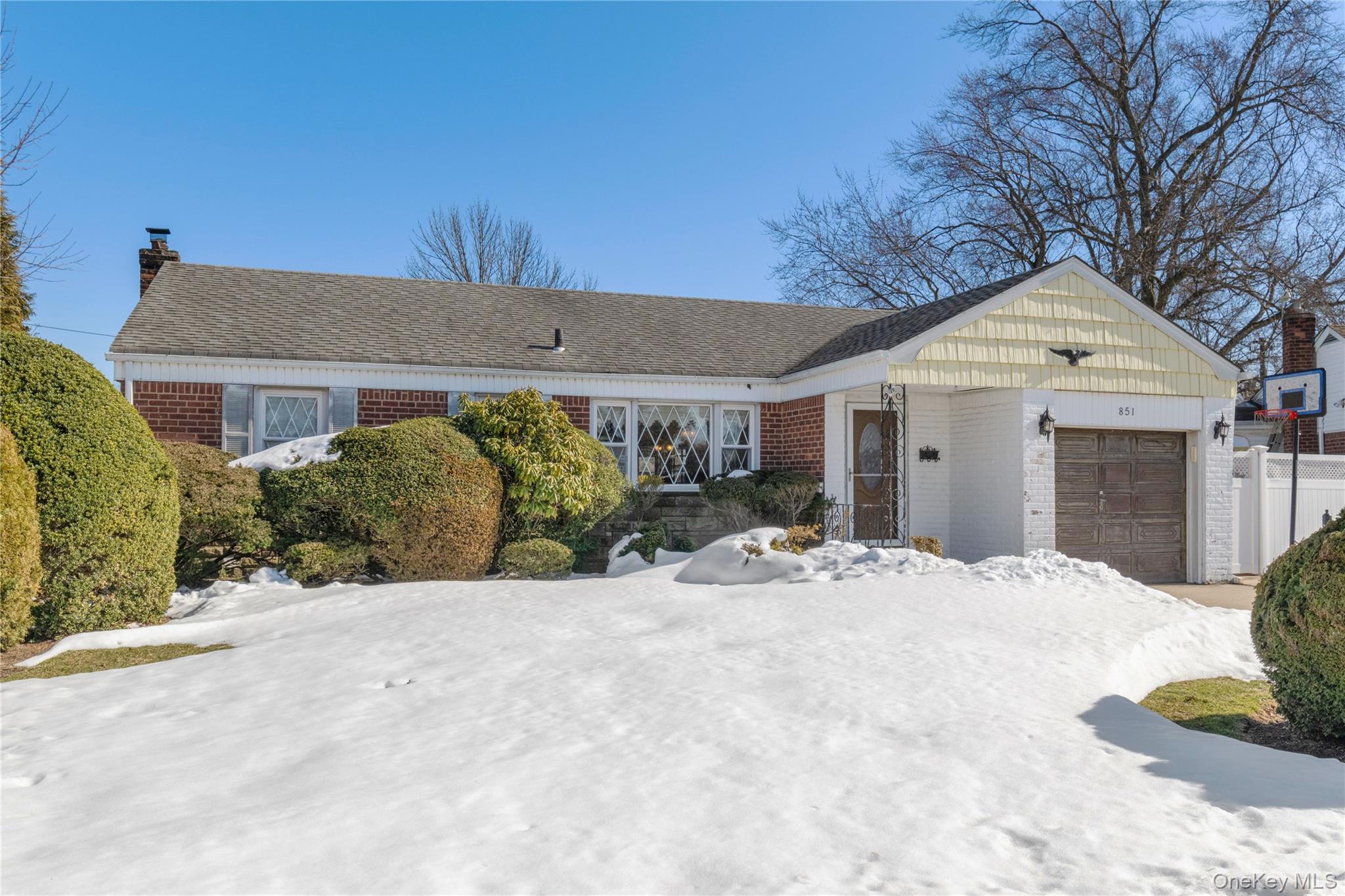 #1 photo, 851 Hemlock Street, नासाउ काउंटी Franklin Square , NY 11010