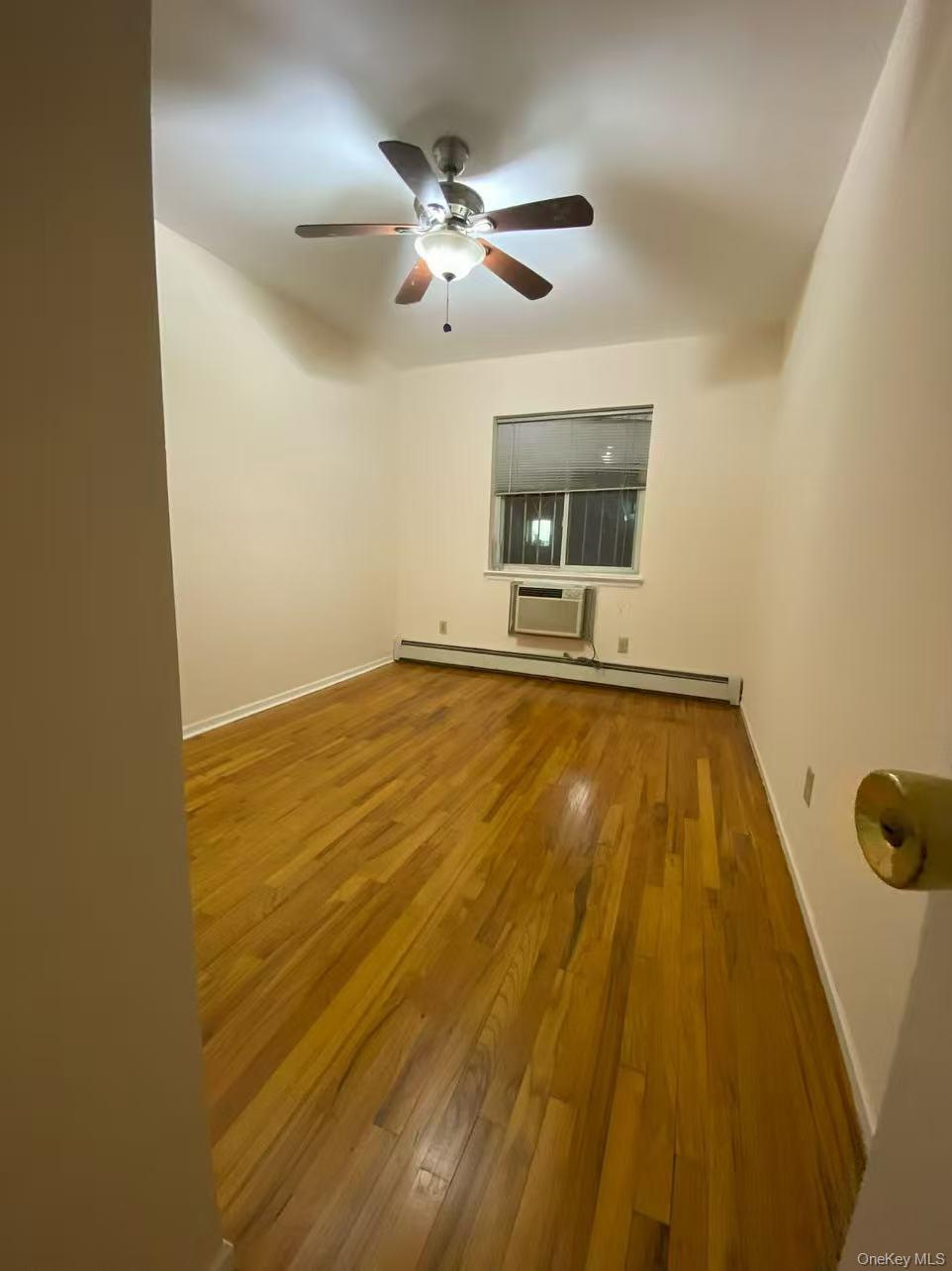 #7 photo, 4222 163rd Street, קווינס Flushing , NY 11358