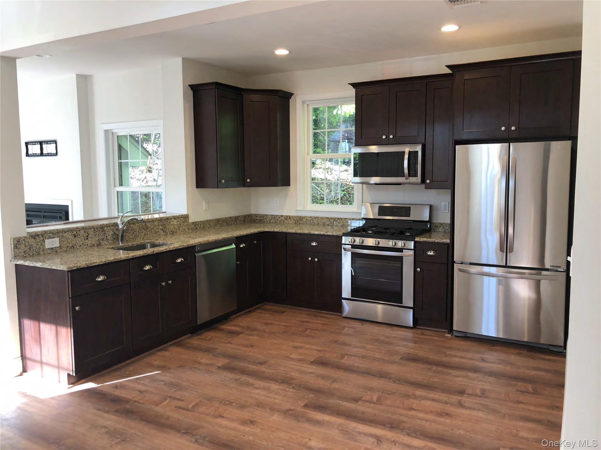 #15 photo, 105 Liberty Avenue, 롱 아일랜드 Port Jefferson , NY 11777