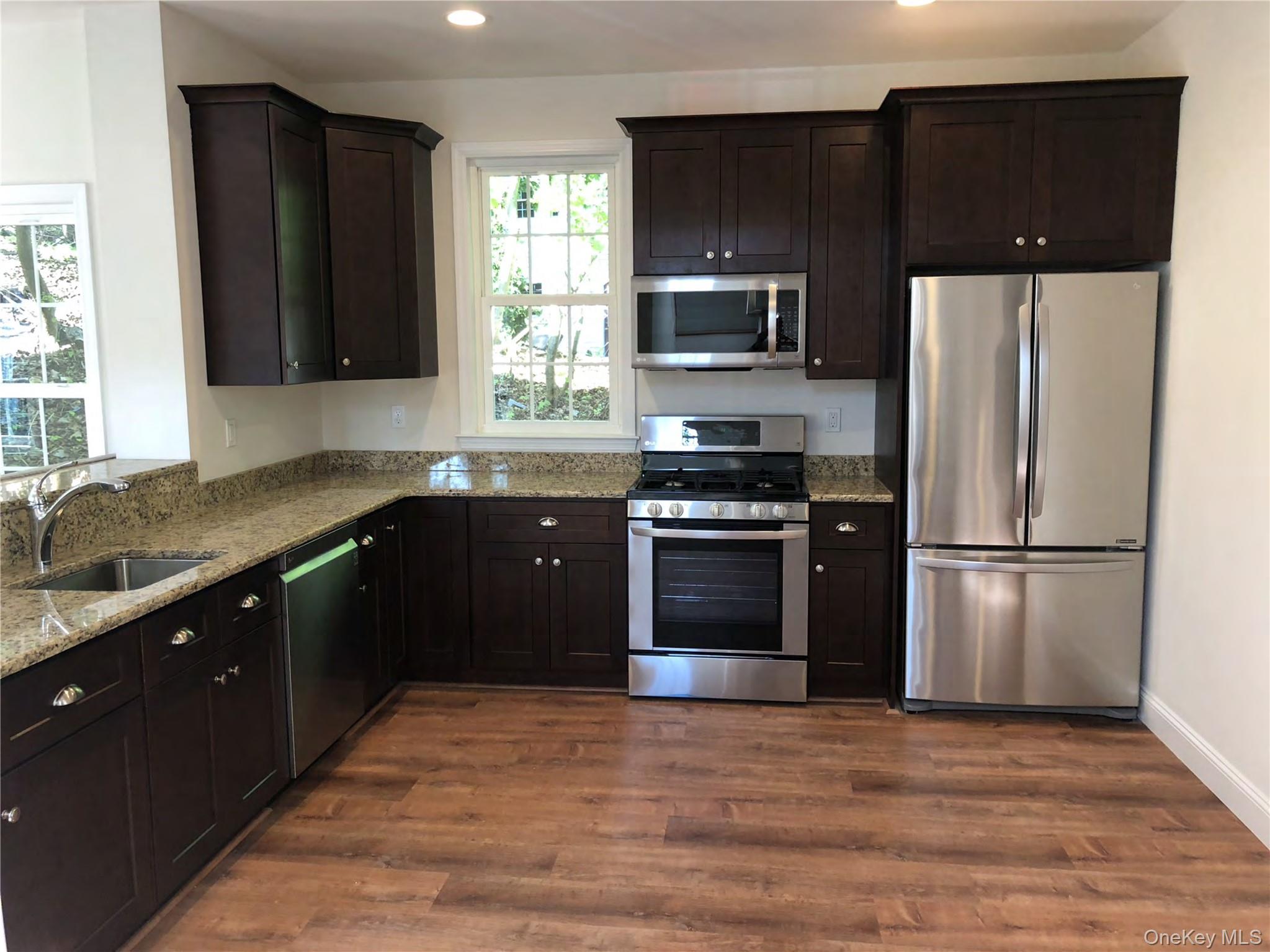 #16 photo, 105 Liberty Avenue, 롱 아일랜드 Port Jefferson , NY 11777