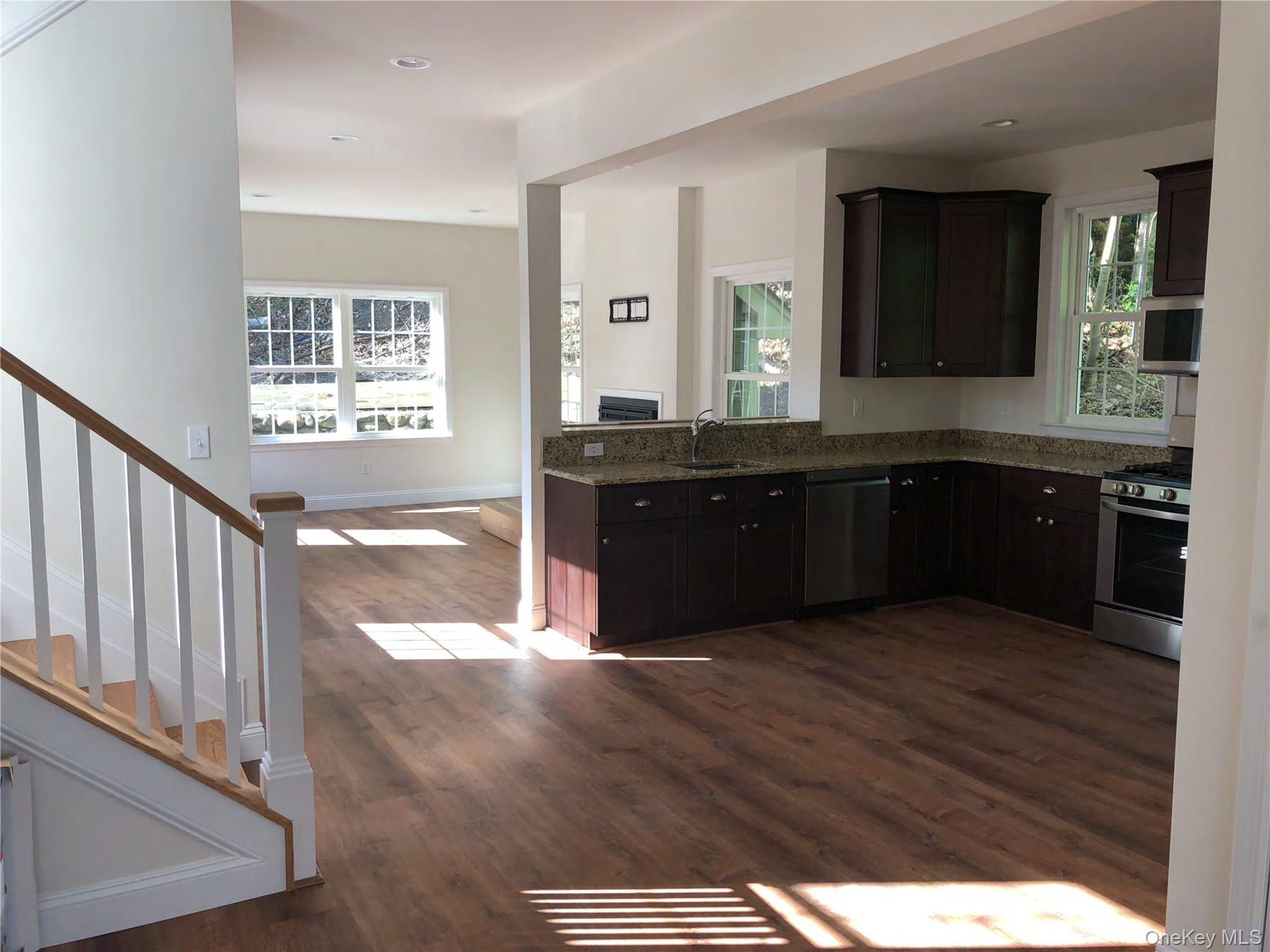 #20 photo, 105 Liberty Avenue, 롱 아일랜드 Port Jefferson , NY 11777