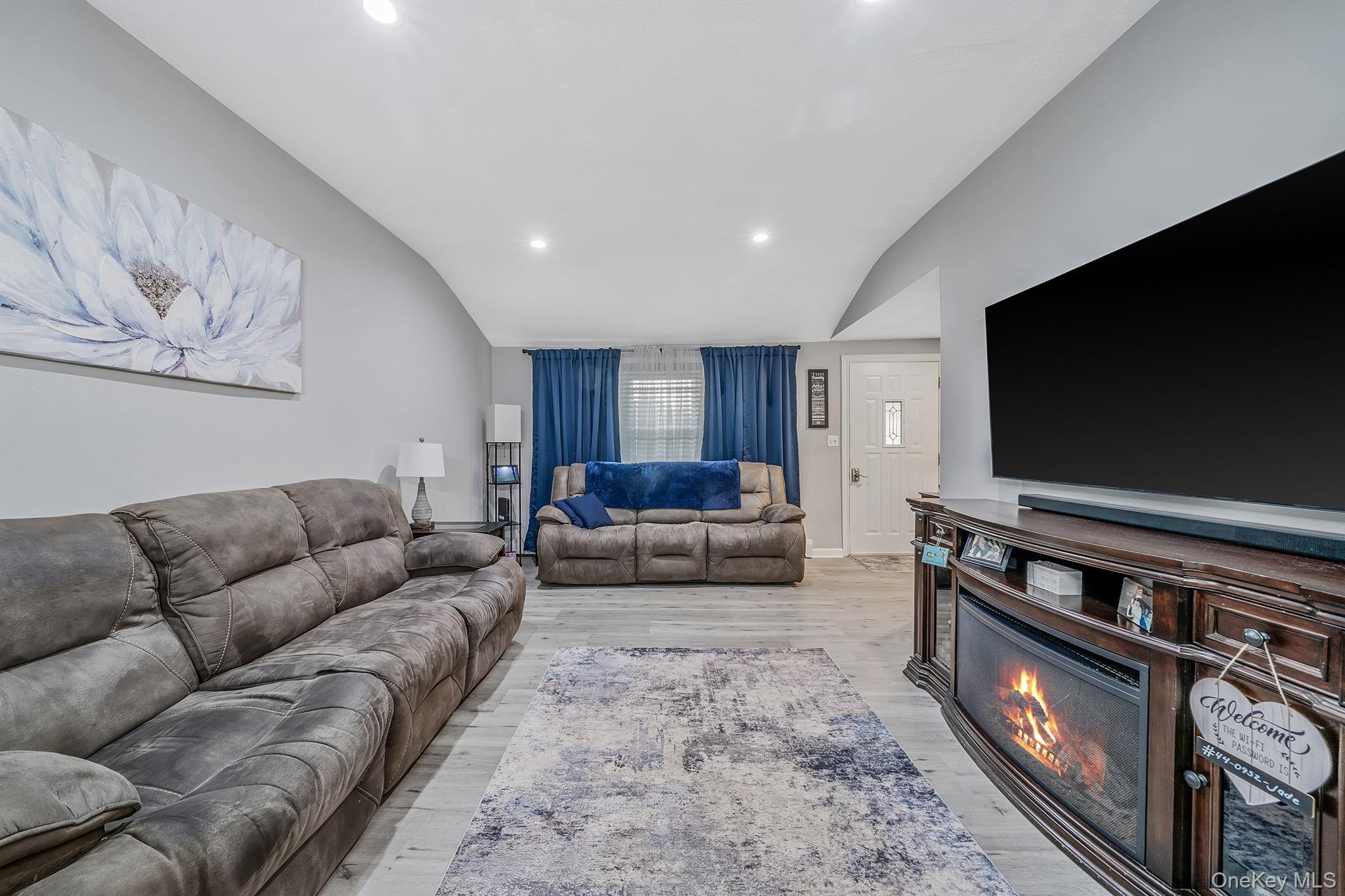 #8 photo, 9 Allegheny Drive, Саффолк ‖ Farmingville , NY 11738