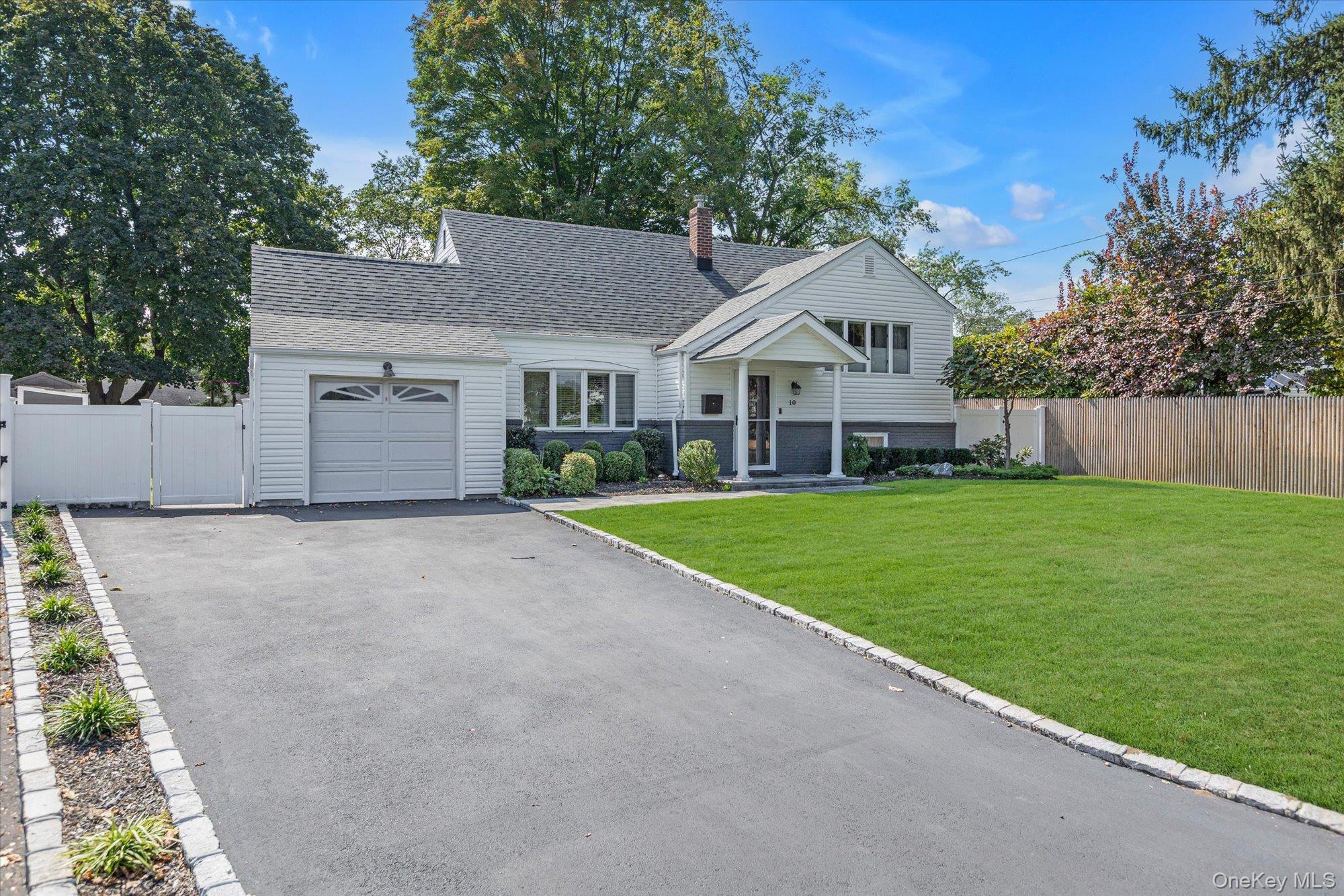 #2 photo, 10 Peachtree Lane, Huntington Station , NY 11746