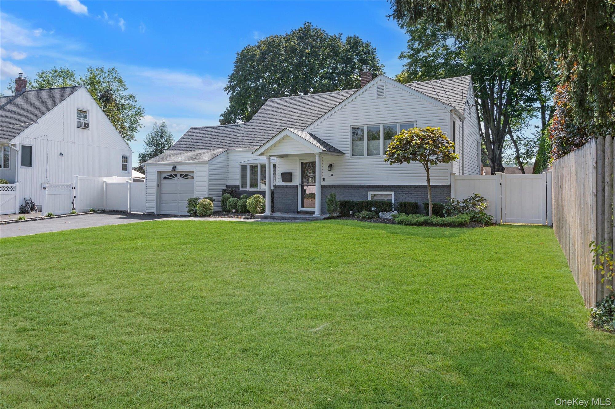 #3 photo, 10 Peachtree Lane, Huntington Station , NY 11746