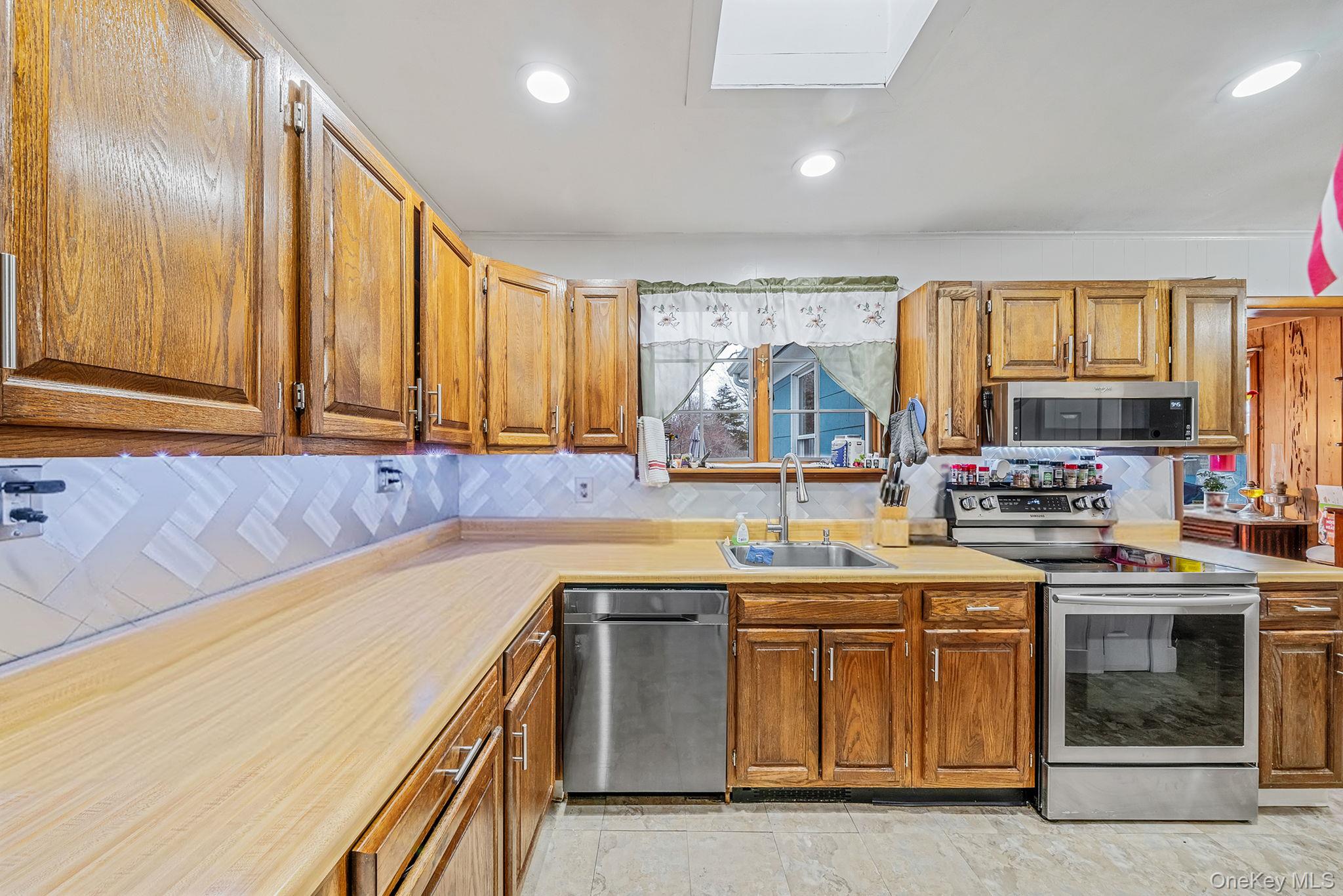 #10 photo, 9 Barnes Road, सफ़ोक काउंटी Manorville , NY 11949