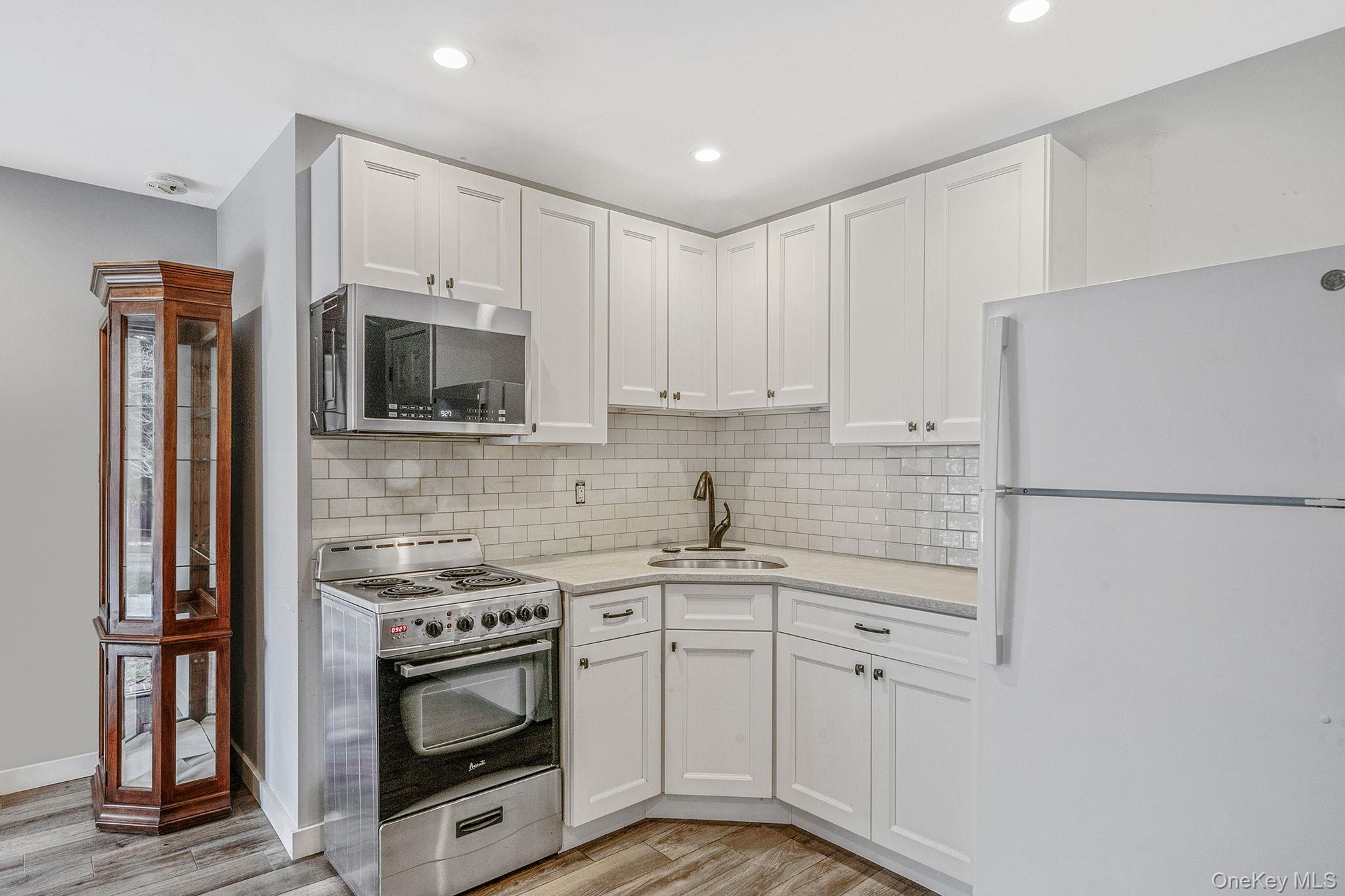 #20 photo, 9 Barnes Road, सफ़ोक काउंटी Manorville , NY 11949