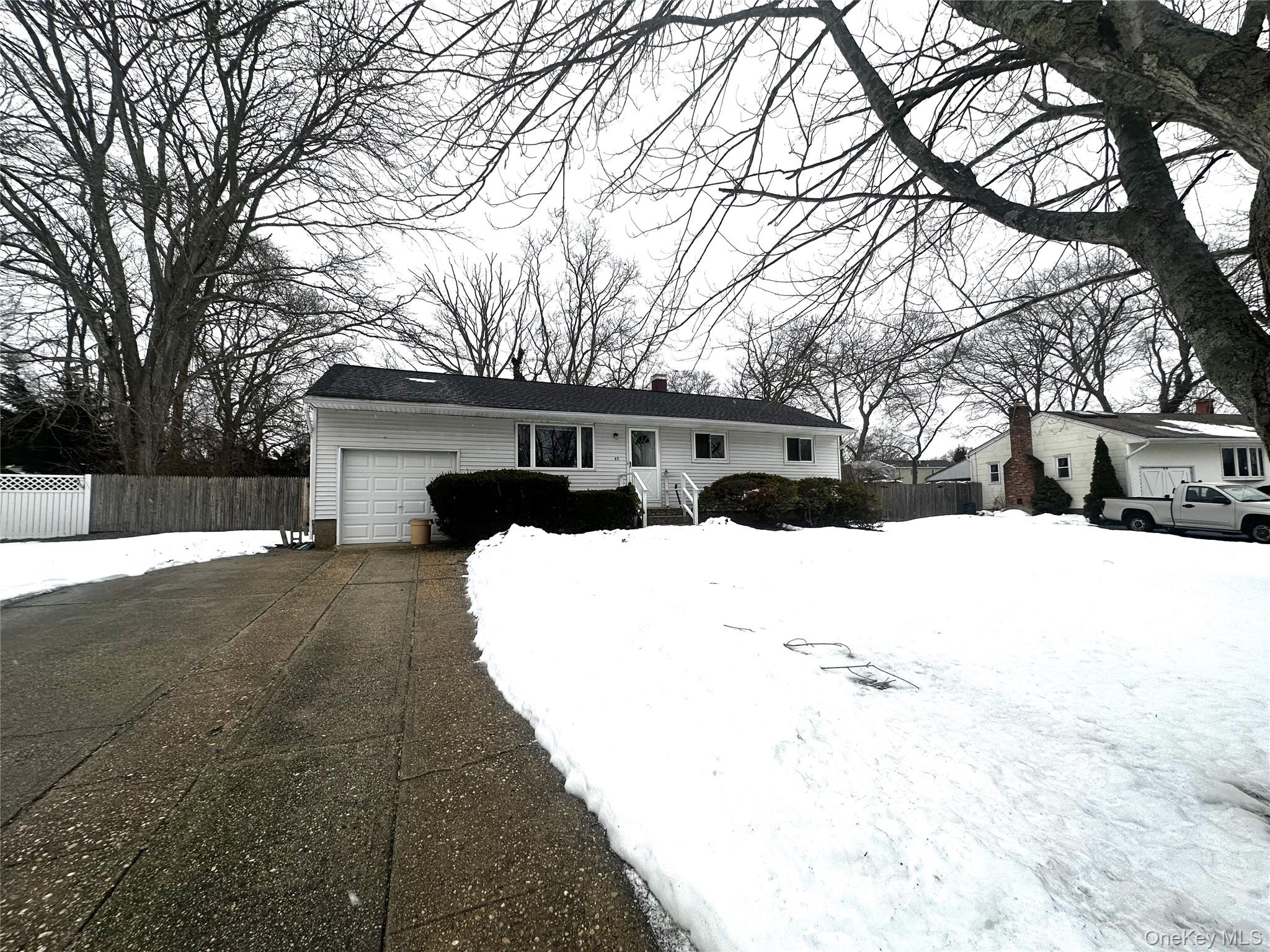 #1 photo, 65 Rock Road, सफ़ोक काउंटी Islip Terrace , NY 11752